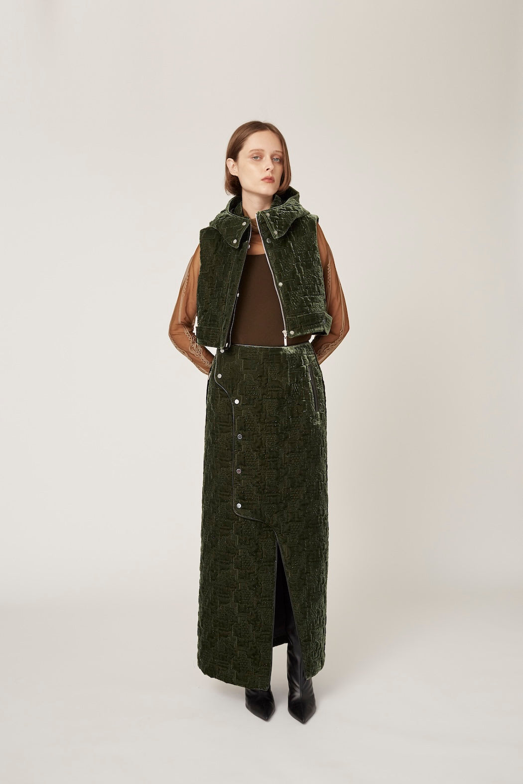 Symbolic embroidery velvet sleeveless jacket (Green)