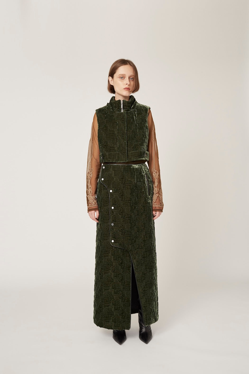 Symbolic embroidery velvet sleeveless jacket (Green)