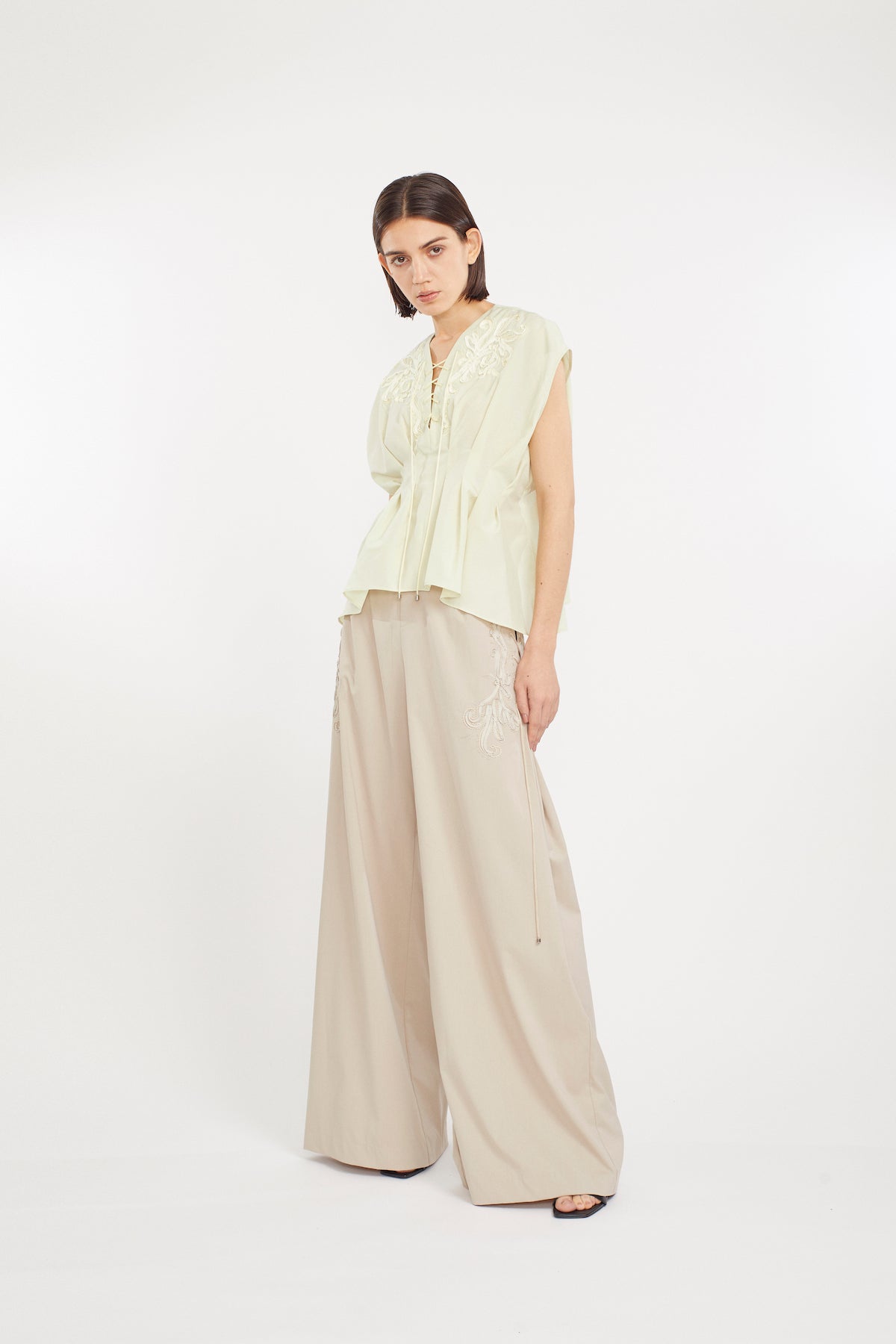 Glimmer embroidered slacks (Beige)