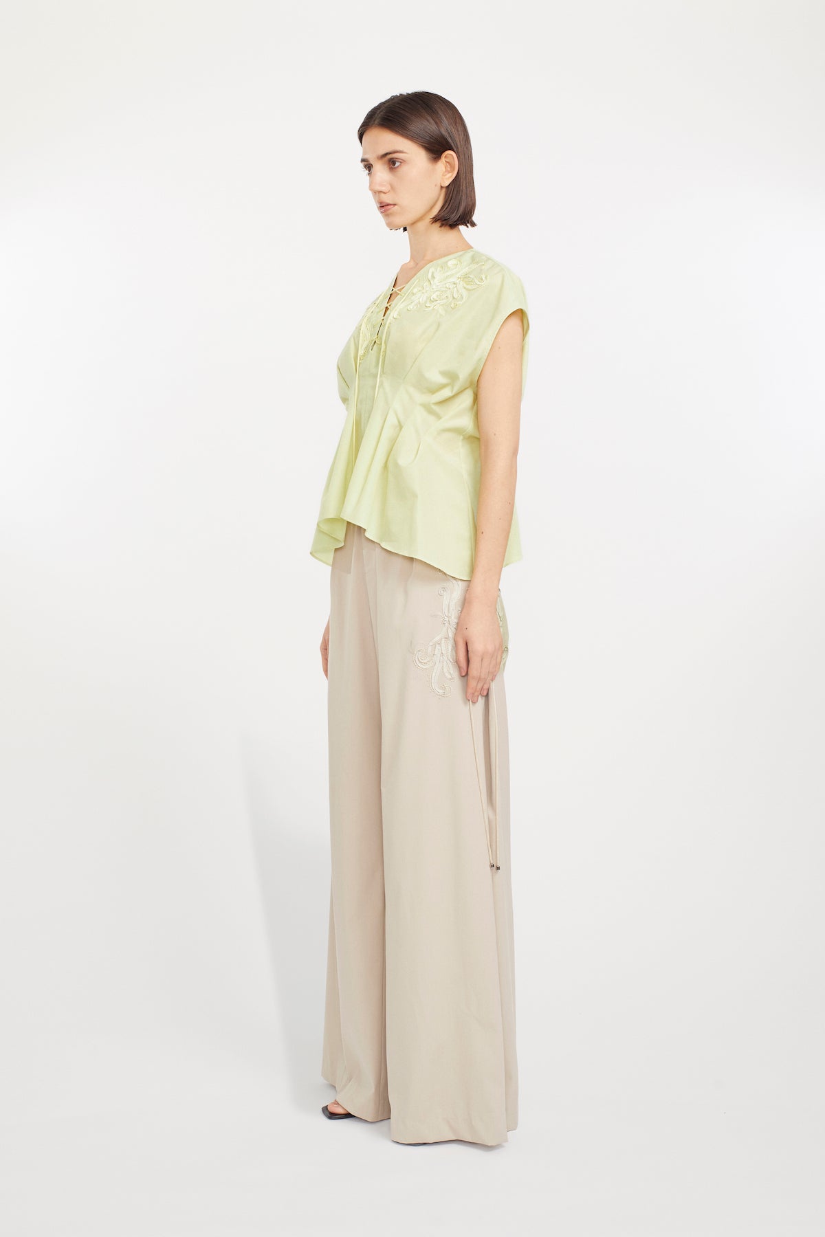 Glimmer embroidered slacks (Beige)