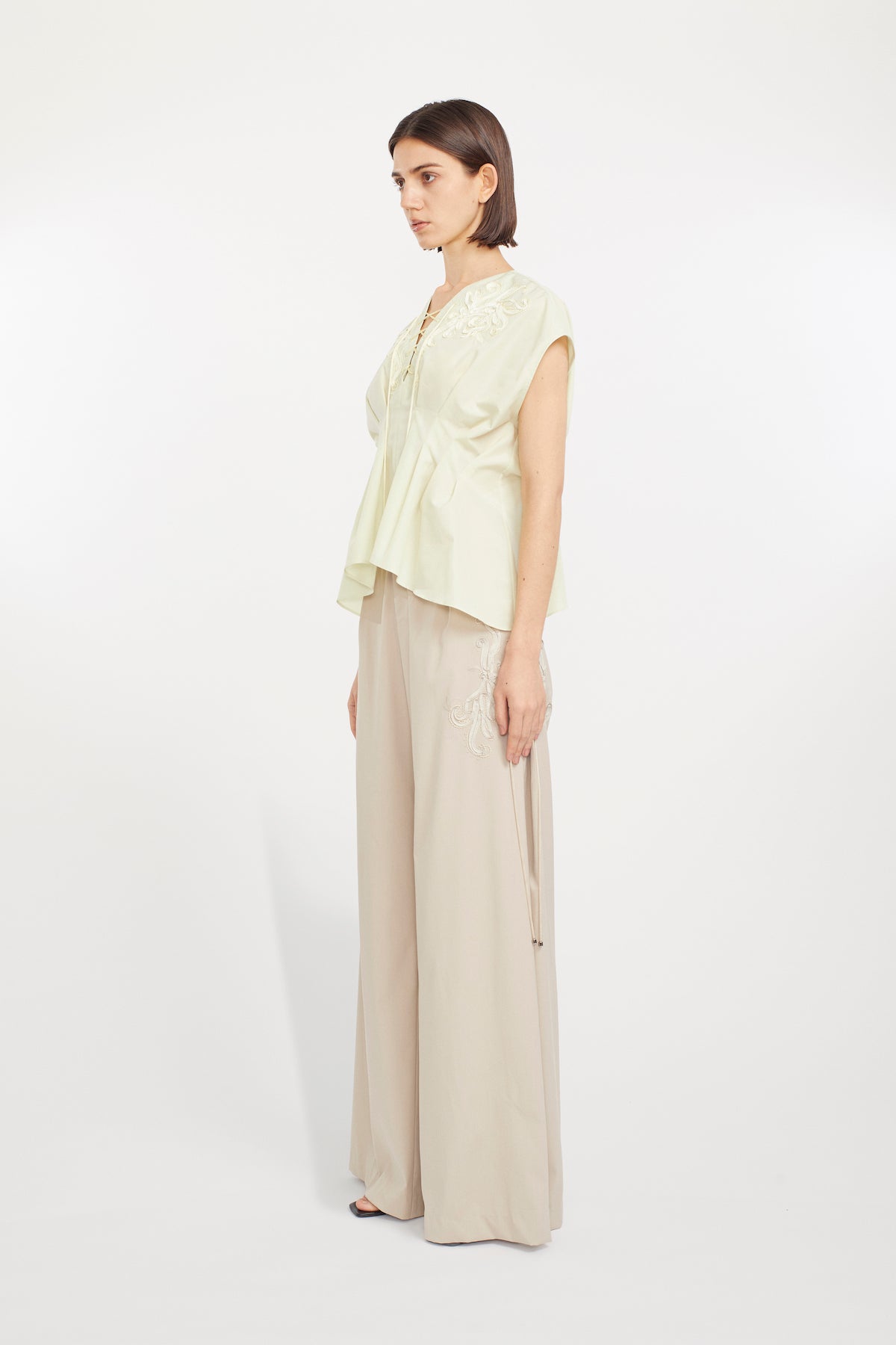 Glimmer embroidered slacks (Beige)