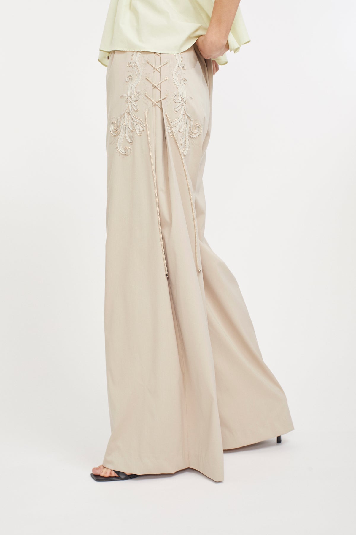 Glimmer embroidered slacks (Beige)