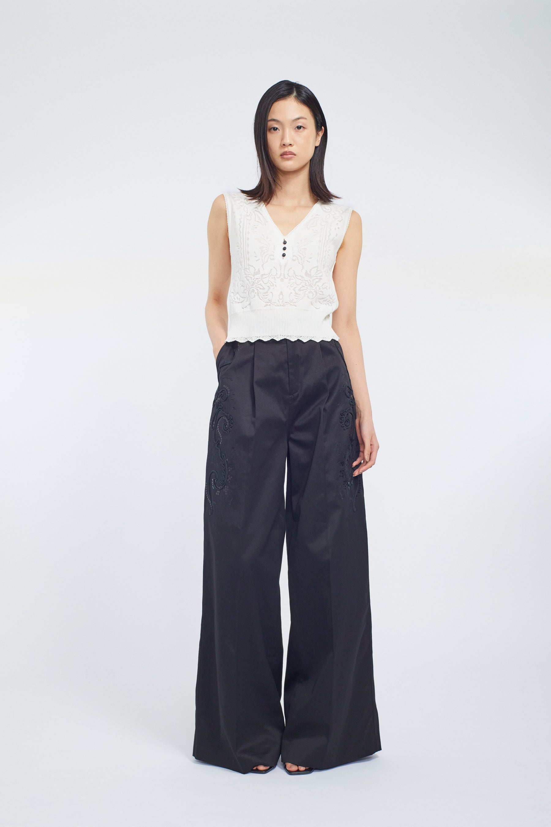 Relief embroidered chino trousers (Black)