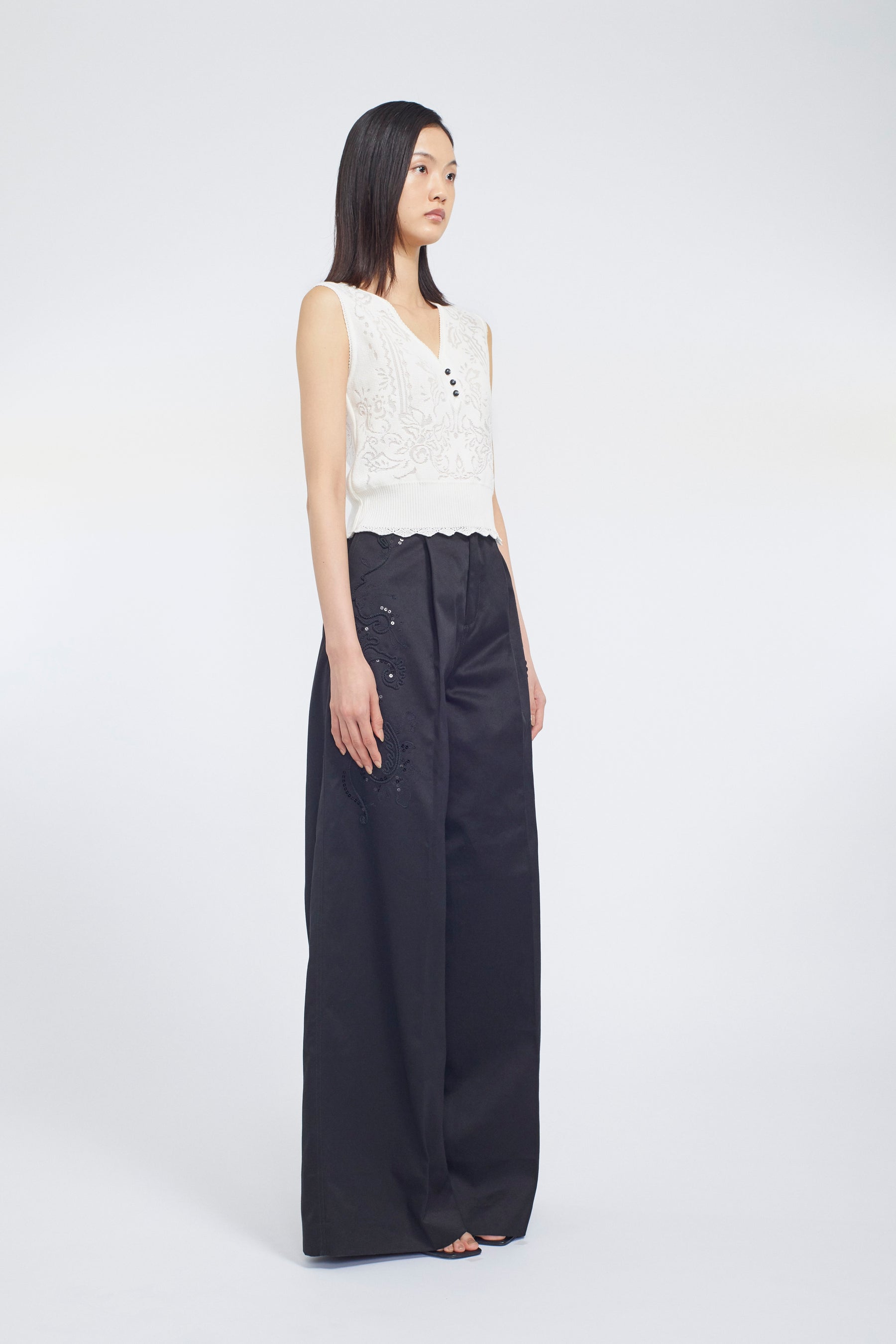 Relief embroidered chino trousers (Black)