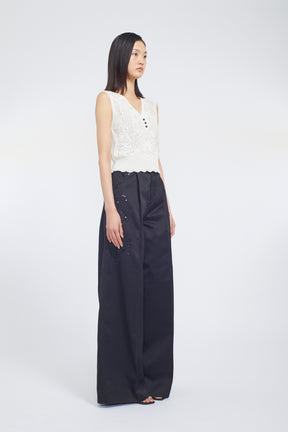 Relief embroidered chino trousers (Black)