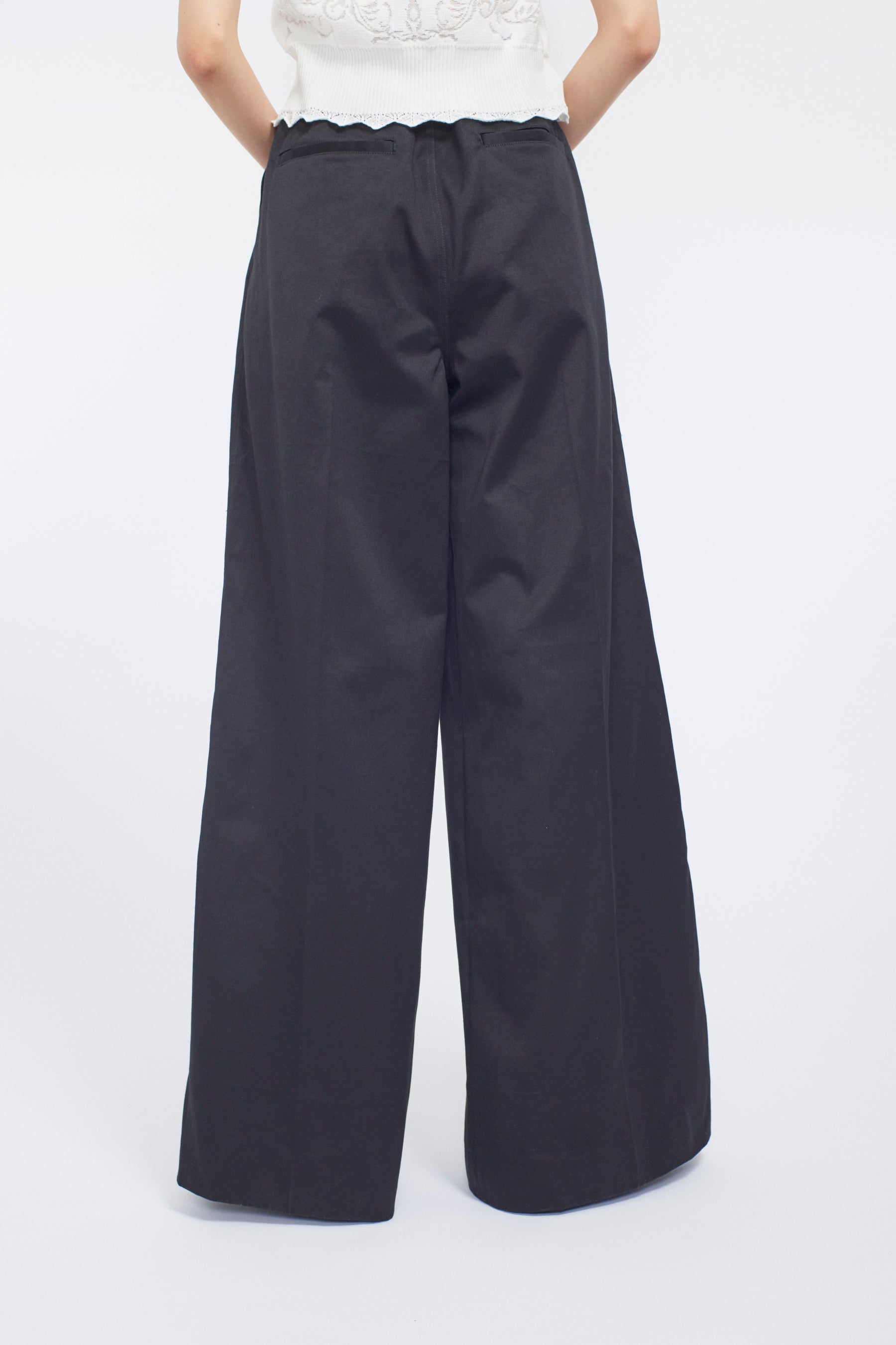 Relief embroidered chino trousers (Black)