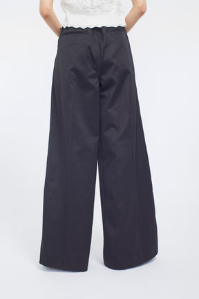 Relief embroidered chino trousers (Black)
