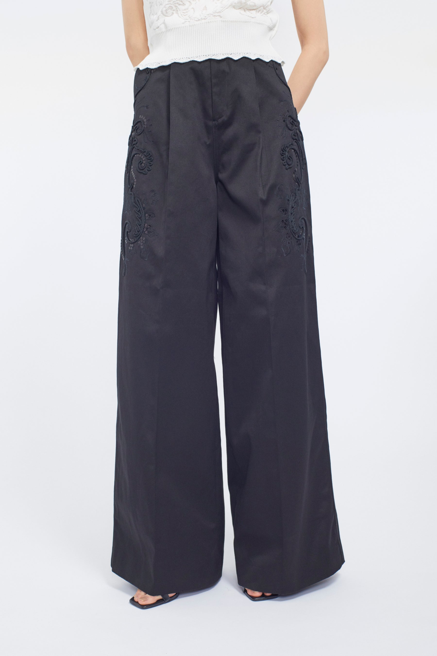 Relief embroidered chino trousers (Black)