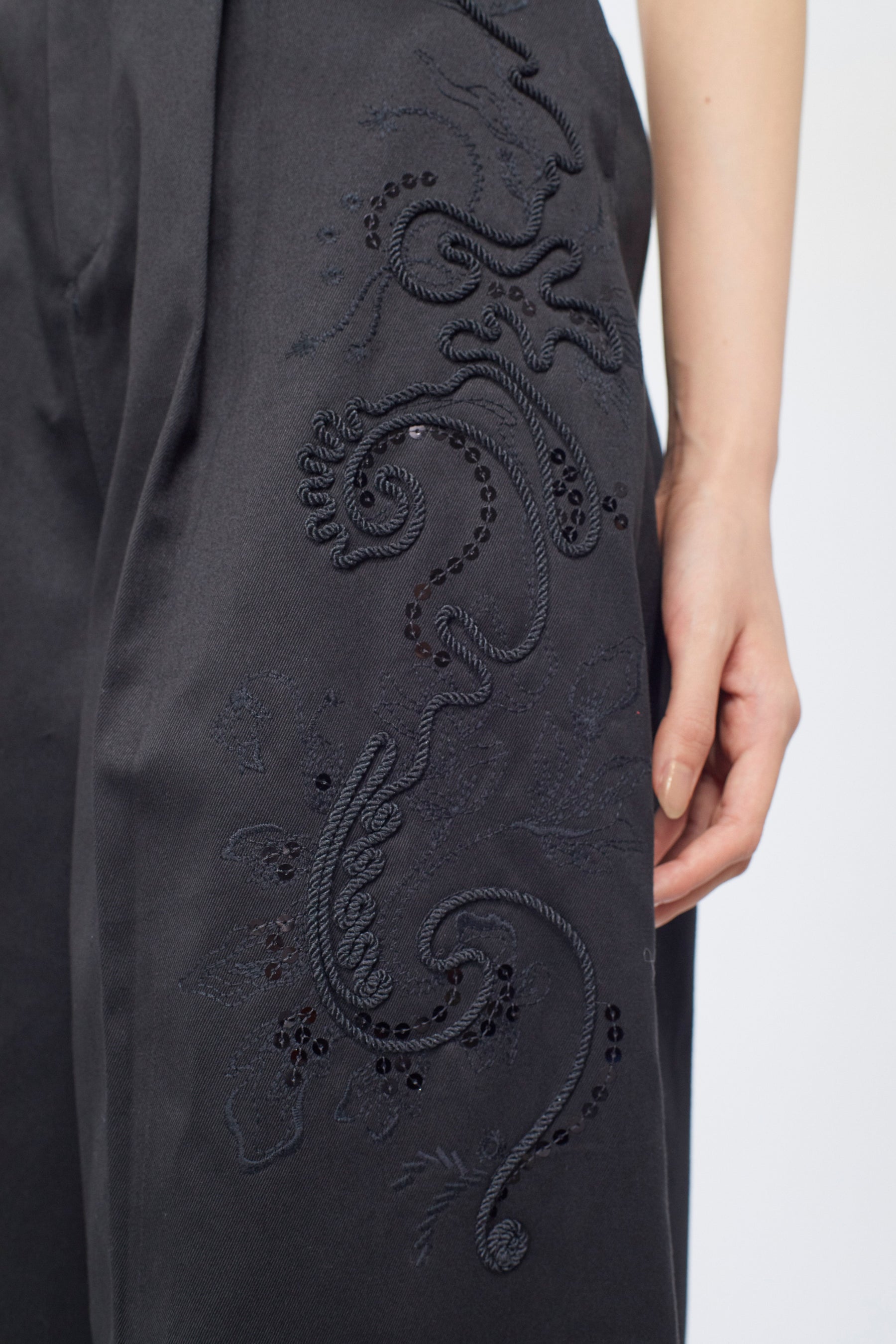 Relief embroidered chino trousers (Black)