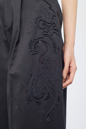 Relief embroidered chino trousers (Black)