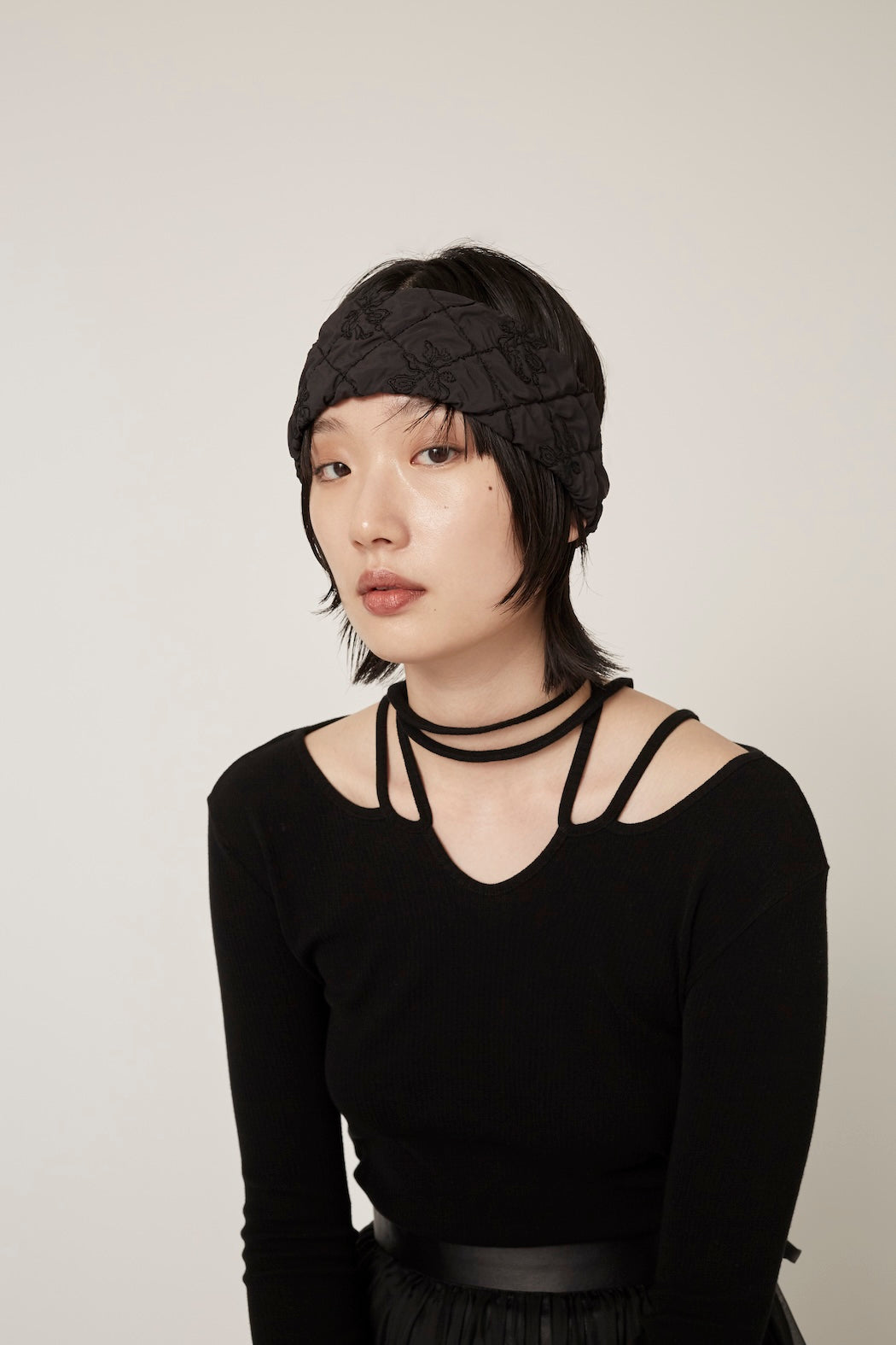 Dahlia shrinking embroidery headband (Black)