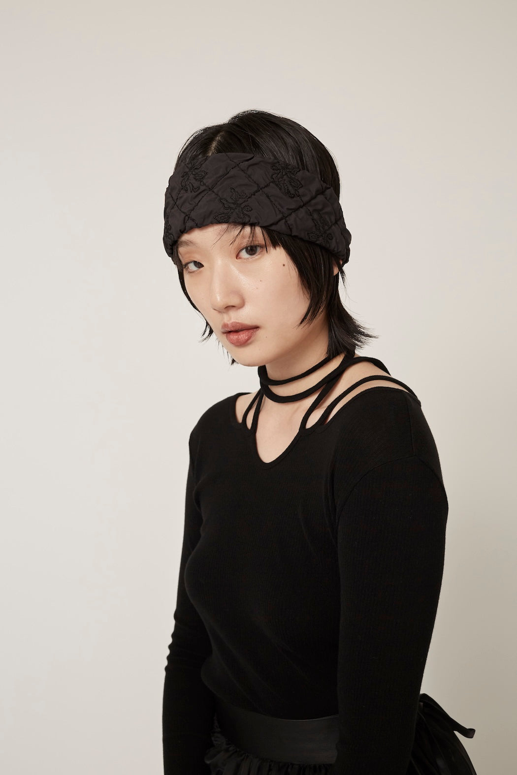 Dahlia shrinking embroidery headband (Black)