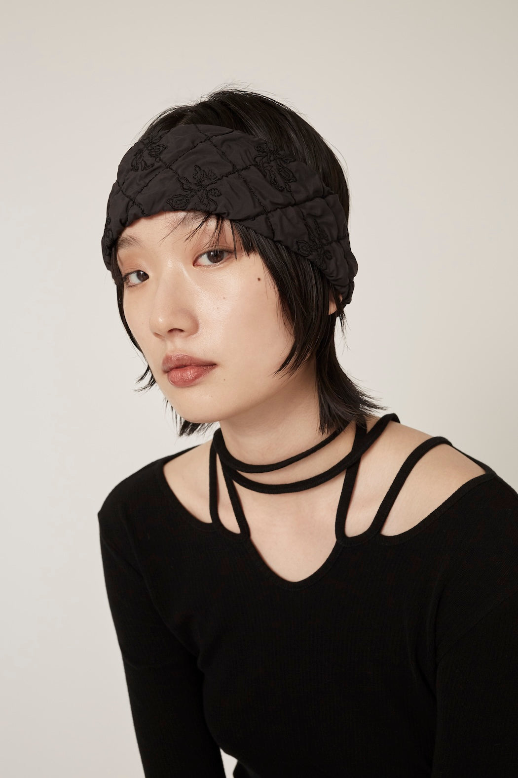 Dahlia shrinking embroidery headband (Black)