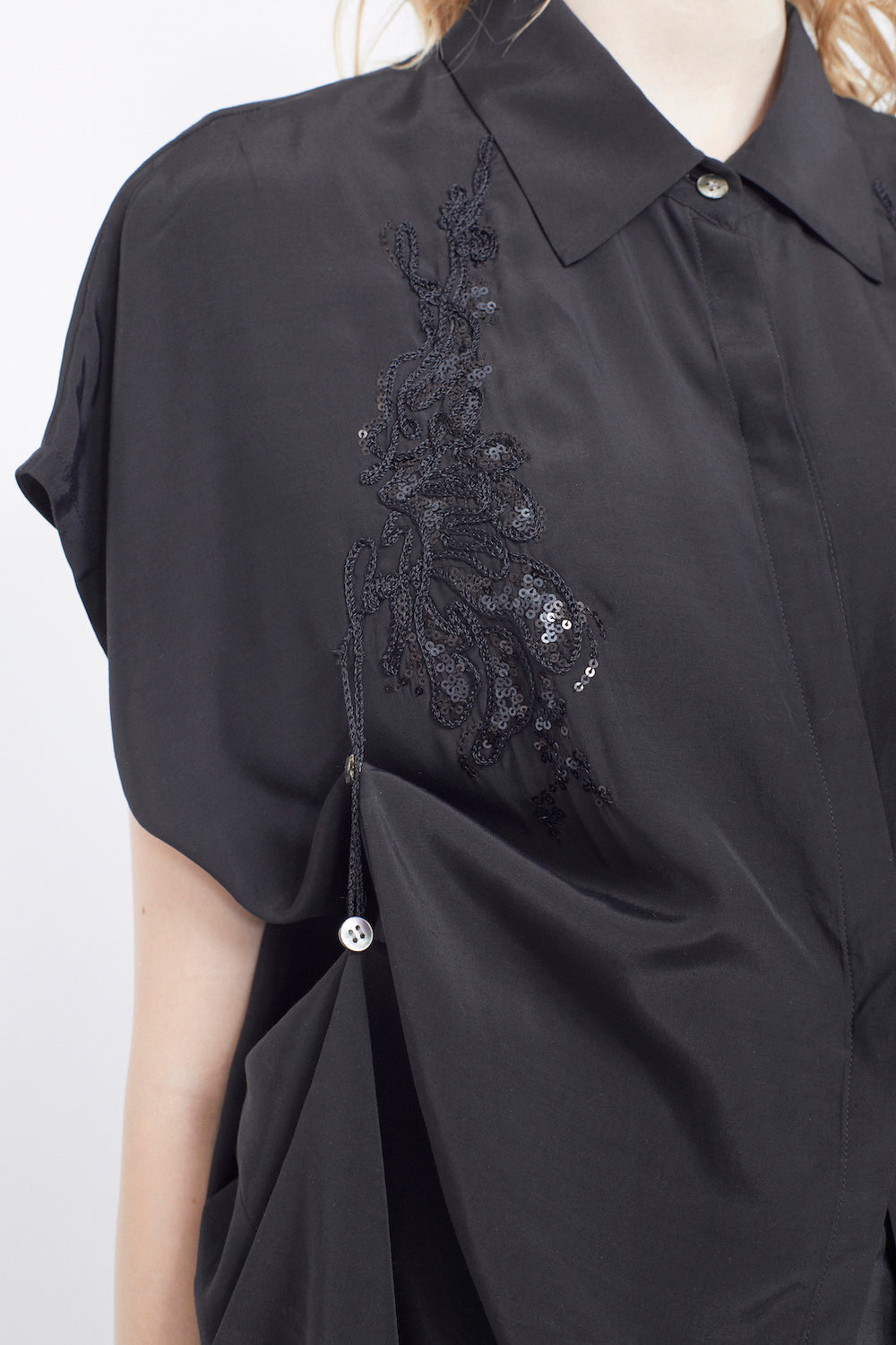 Veil embroidered shirt (Black)