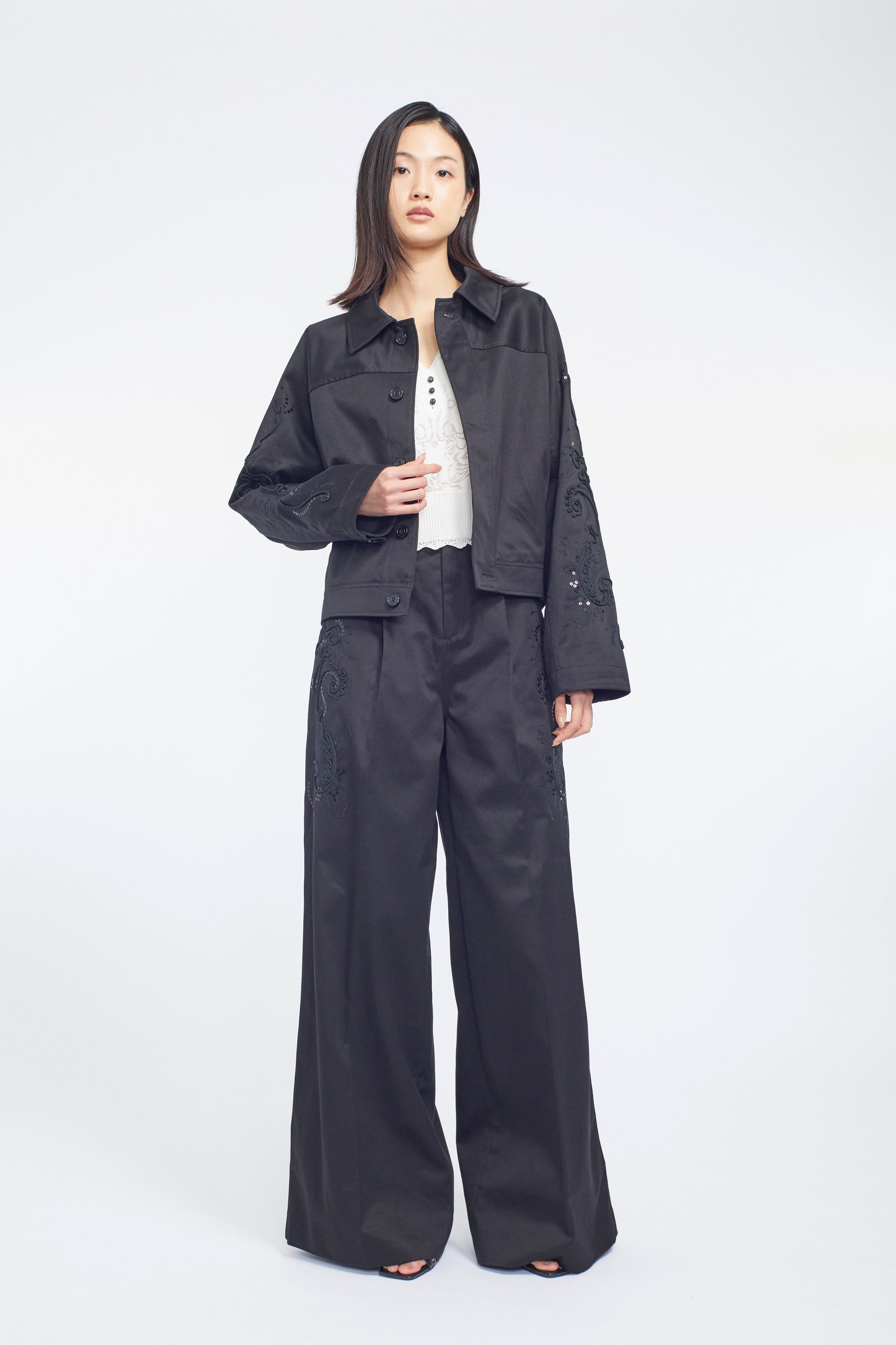 Relief embroidered chino trousers (Black)