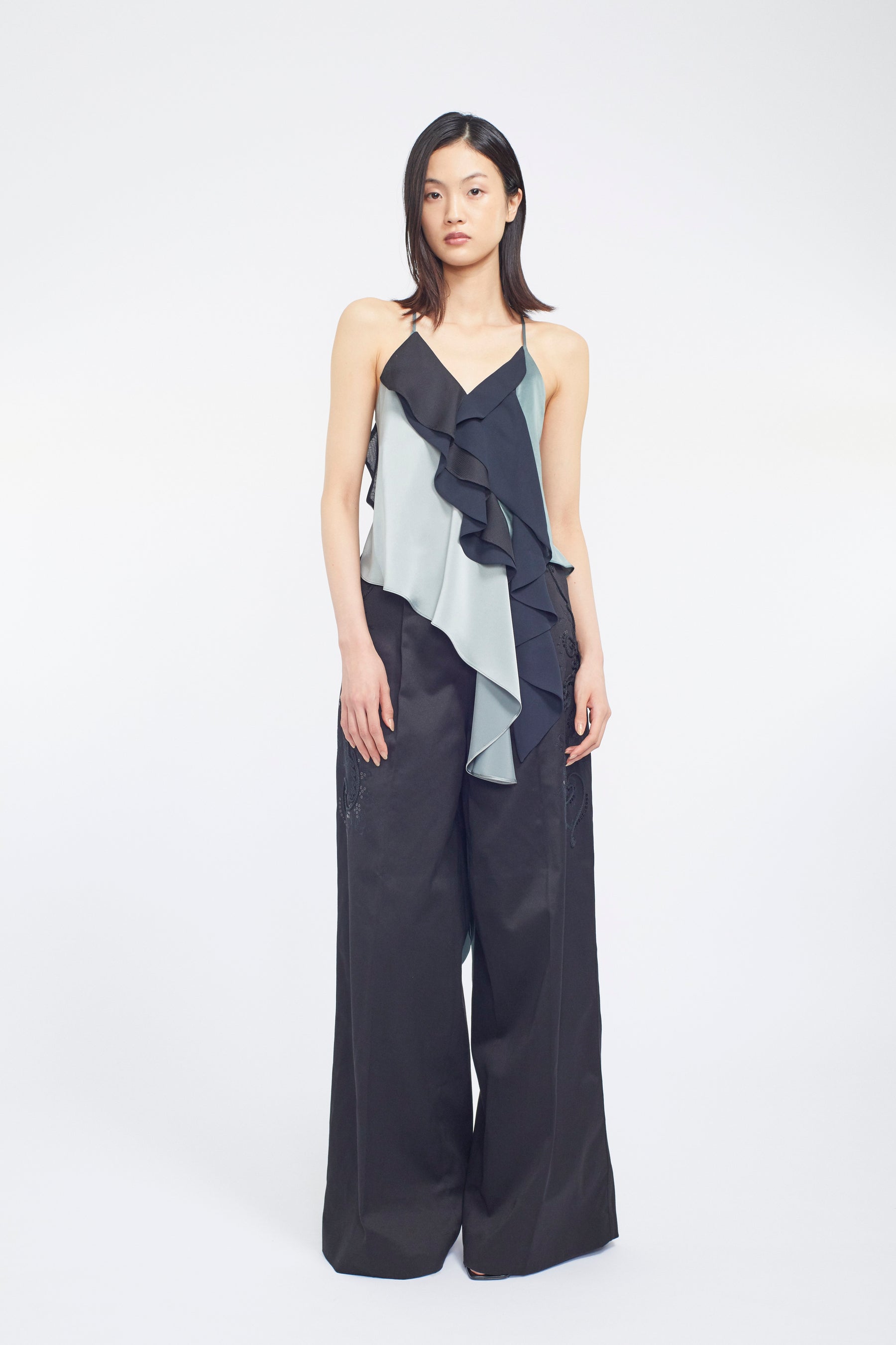 Relief embroidered chino trousers (Black)