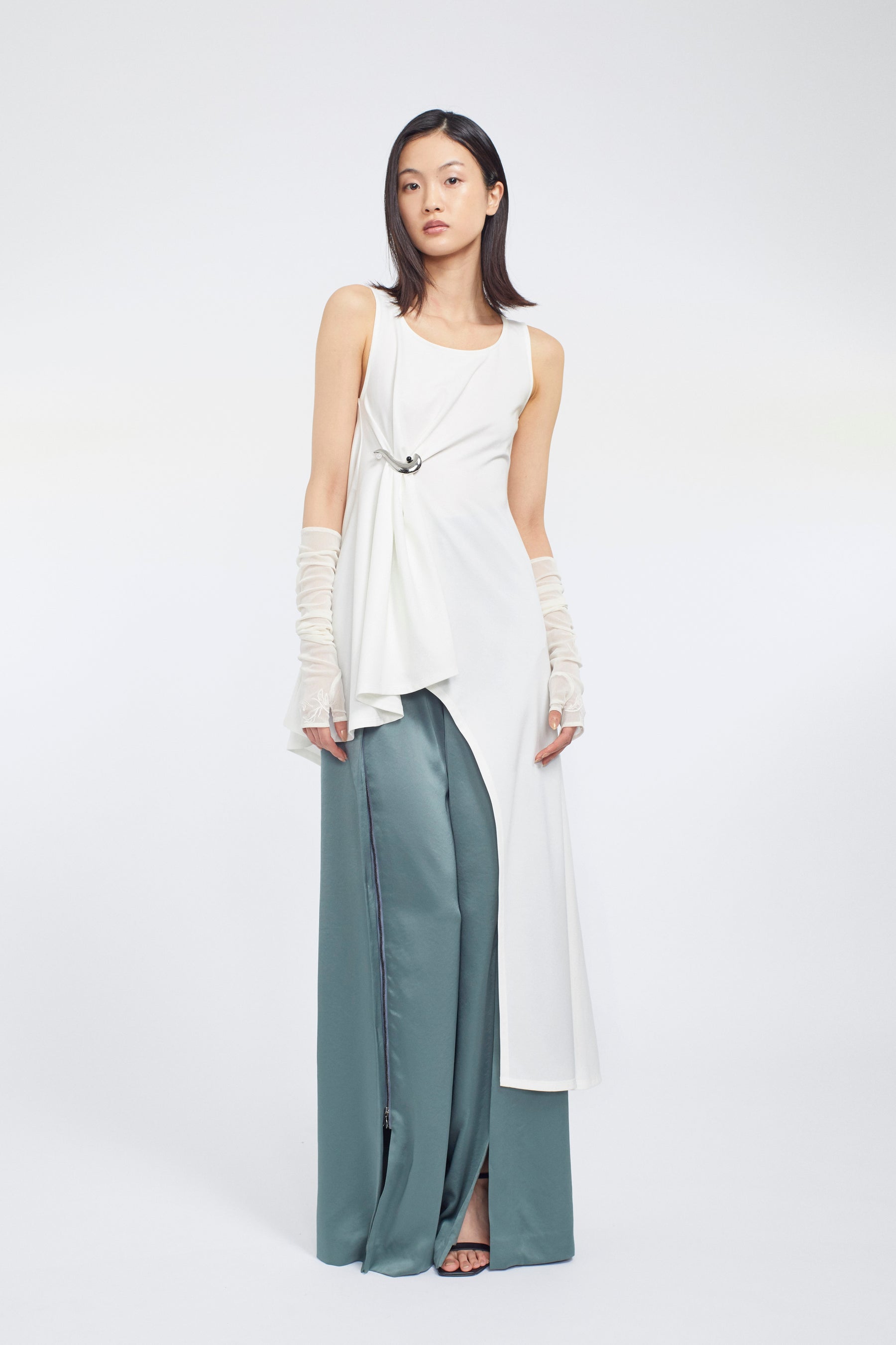 Brooch gather asymmetric dress (White)