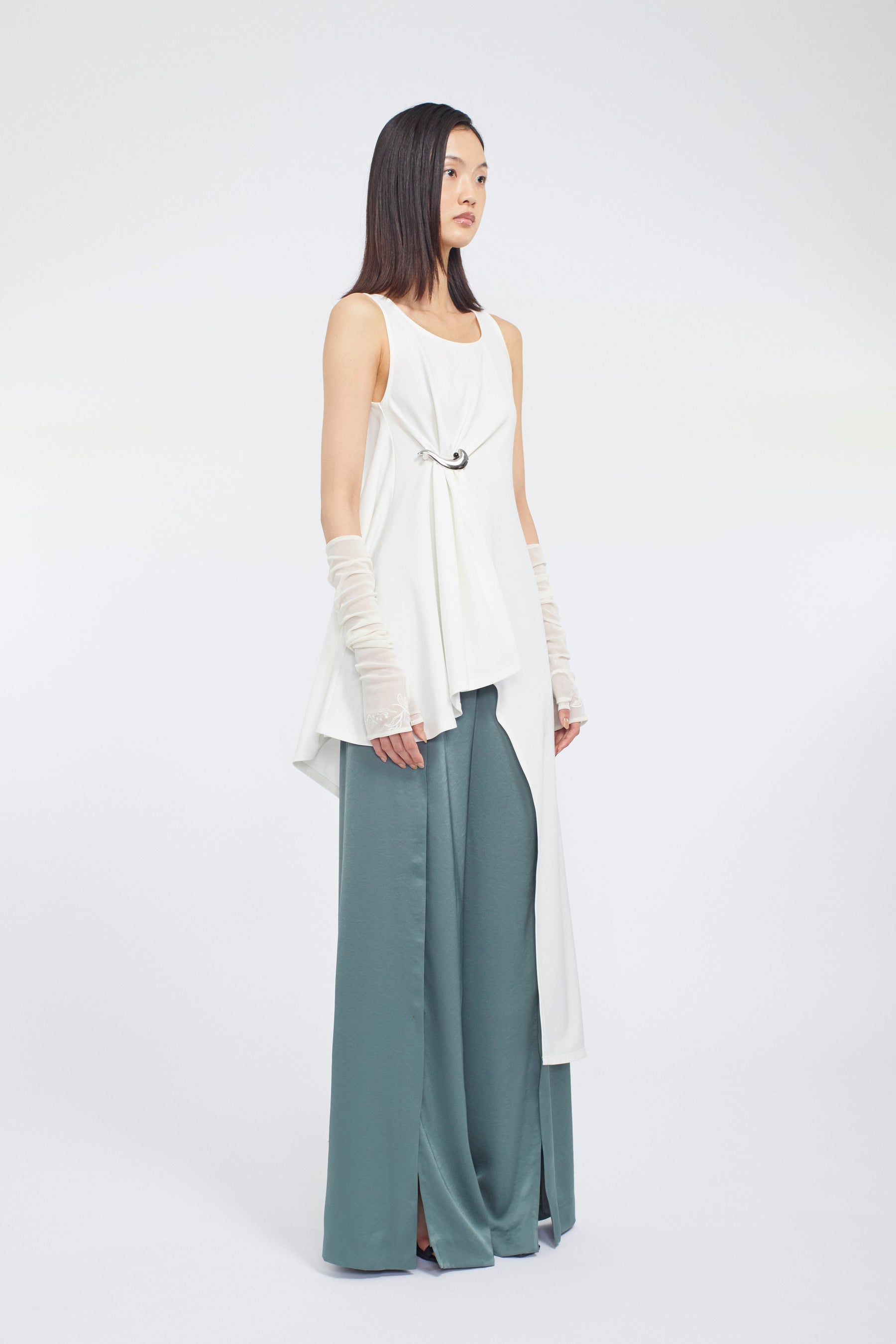 Brooch gather asymmetric dress (White)