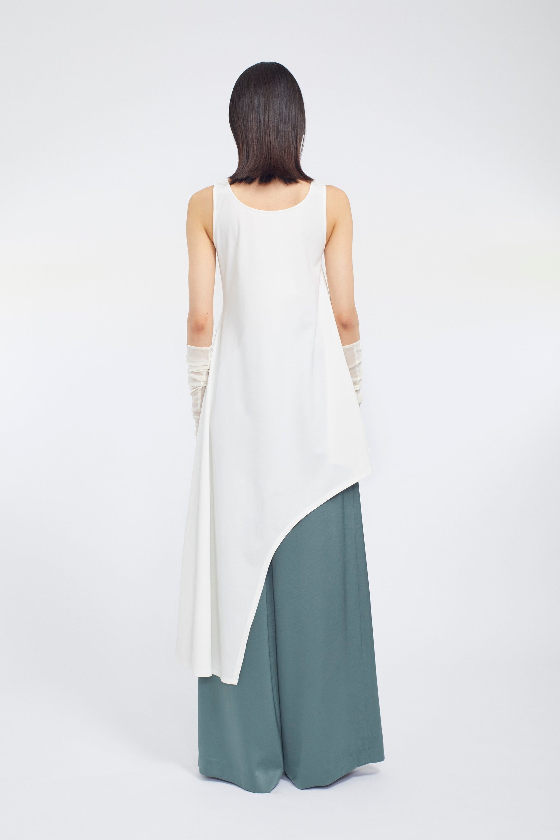 Brooch gather asymmetric dress (White)