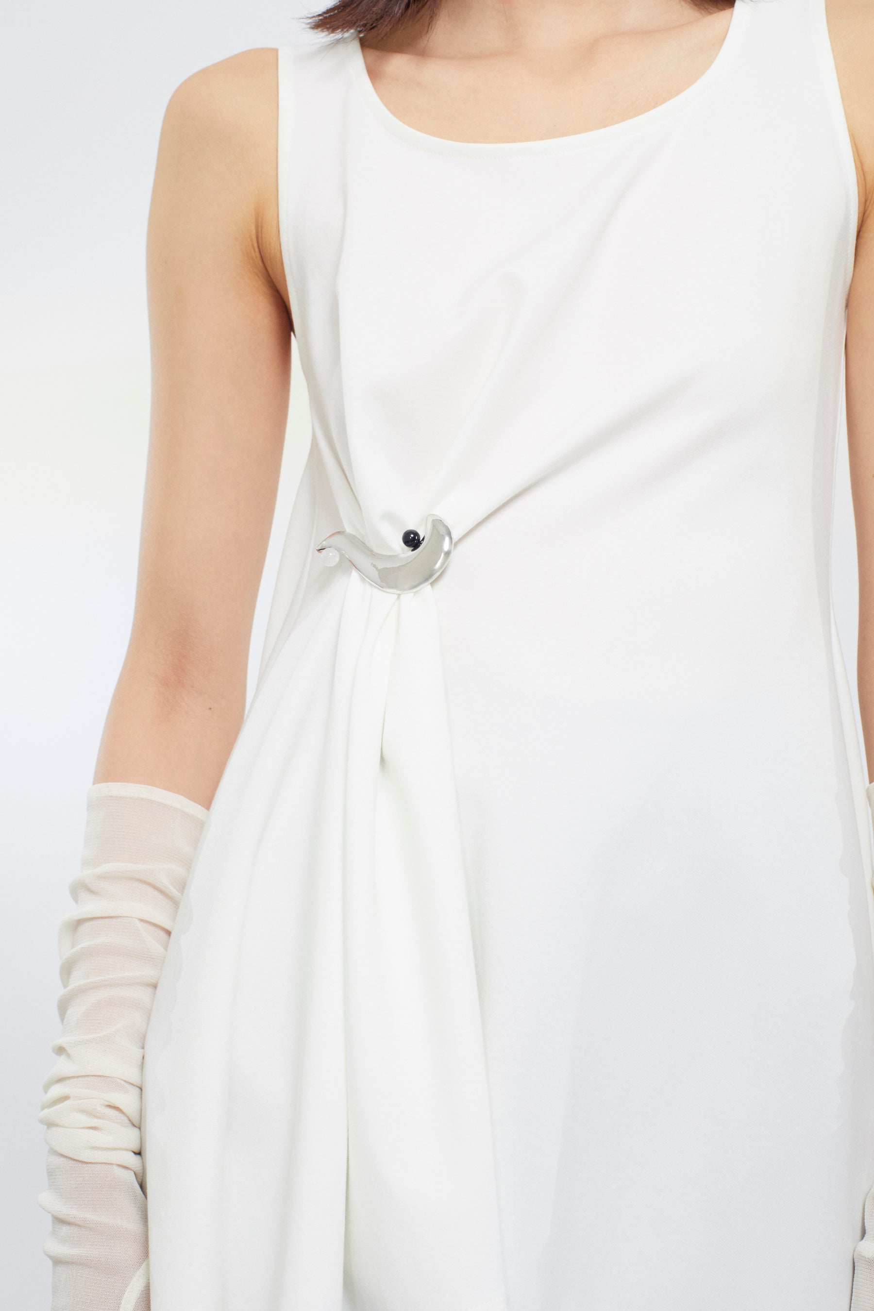 Brooch gather asymmetric dress (White)