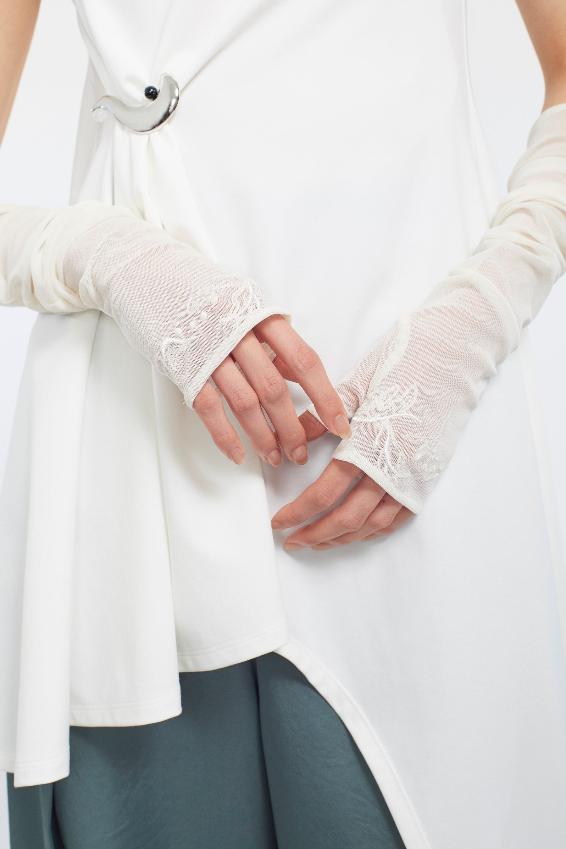 Embroidered mesh gloves (Ivory)