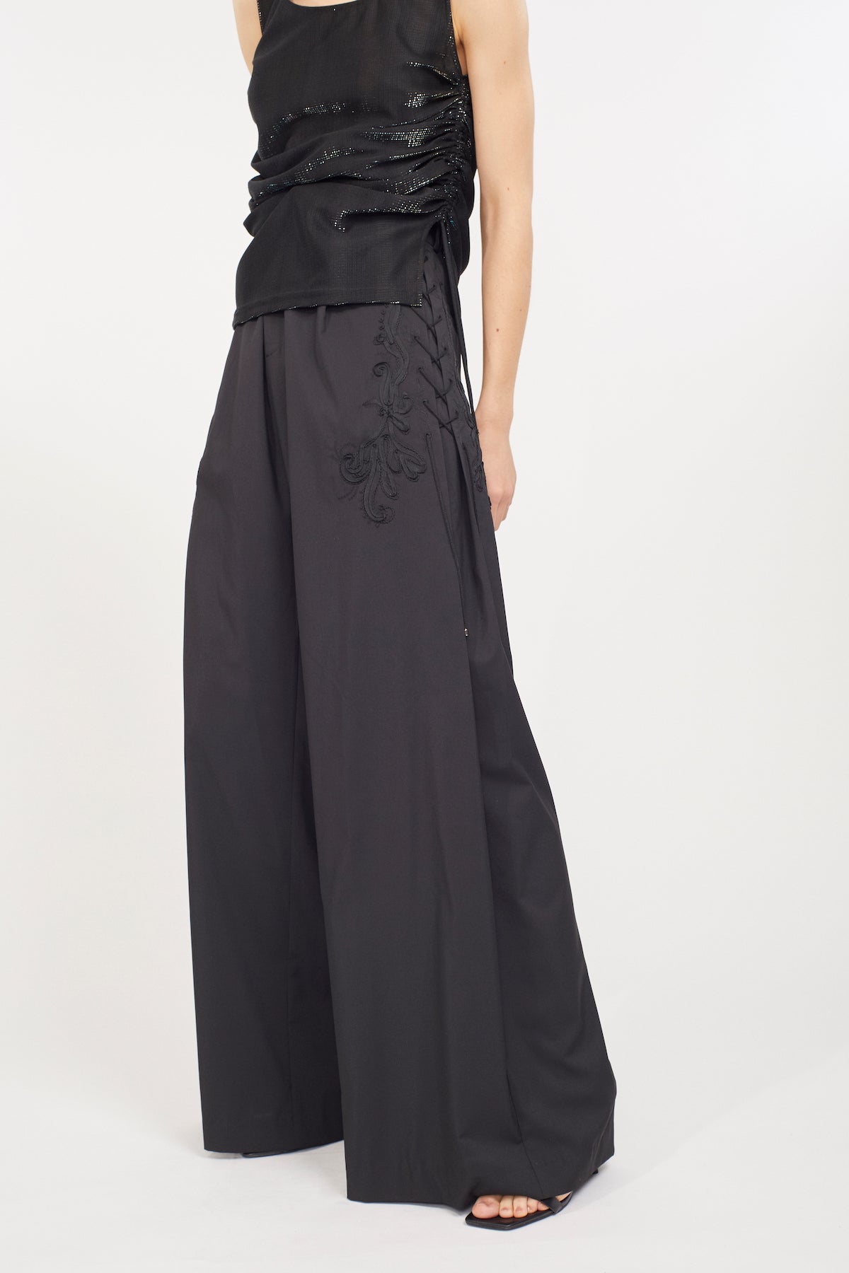 Glimmer embroidered slacks (Black)