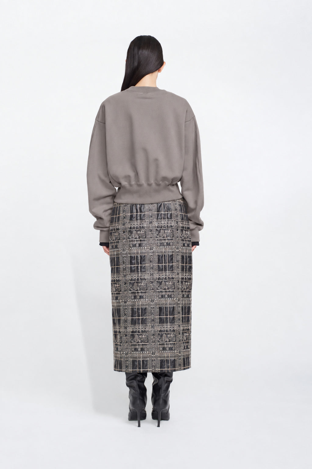 Glint beads embroidered sweatshirt (Greige)