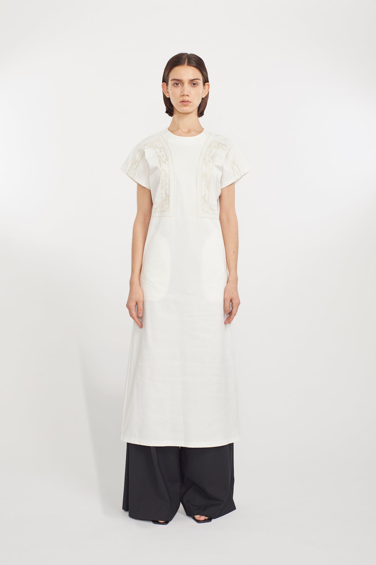 Framed embroidered jersey dress (White)