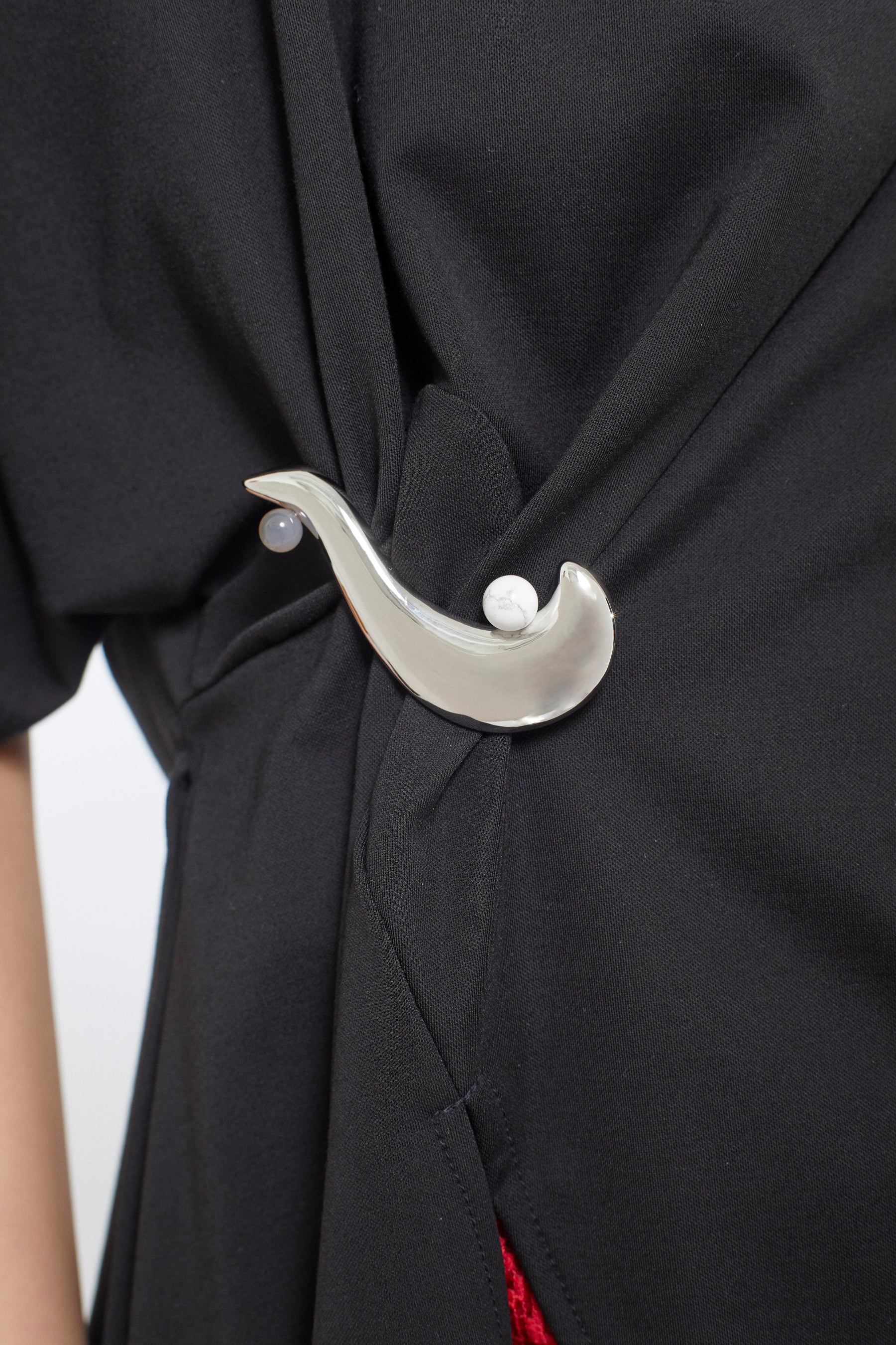 Brooch gather asymmetric tops (Black)