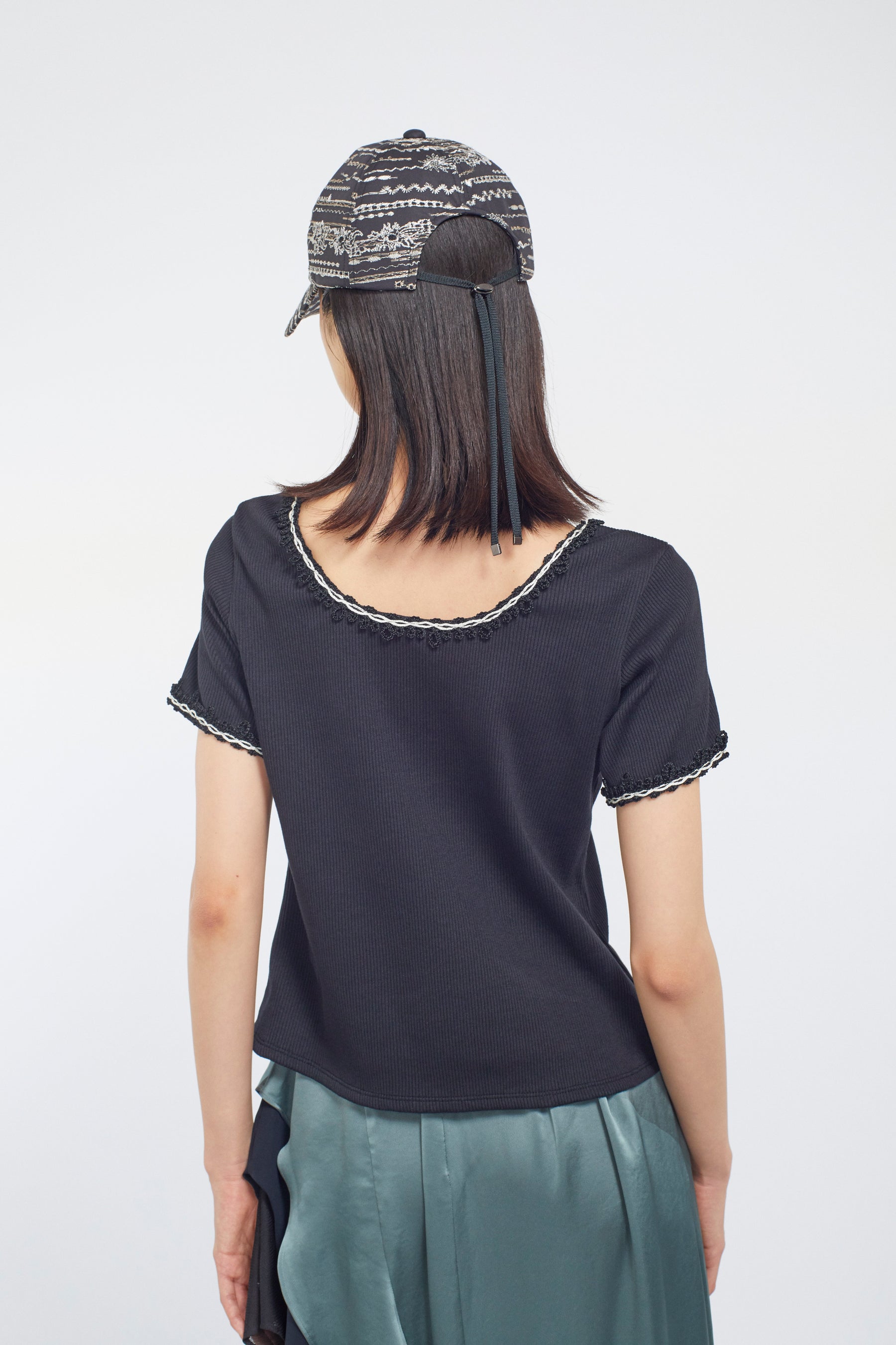 Scallop embroidered tops (Black)