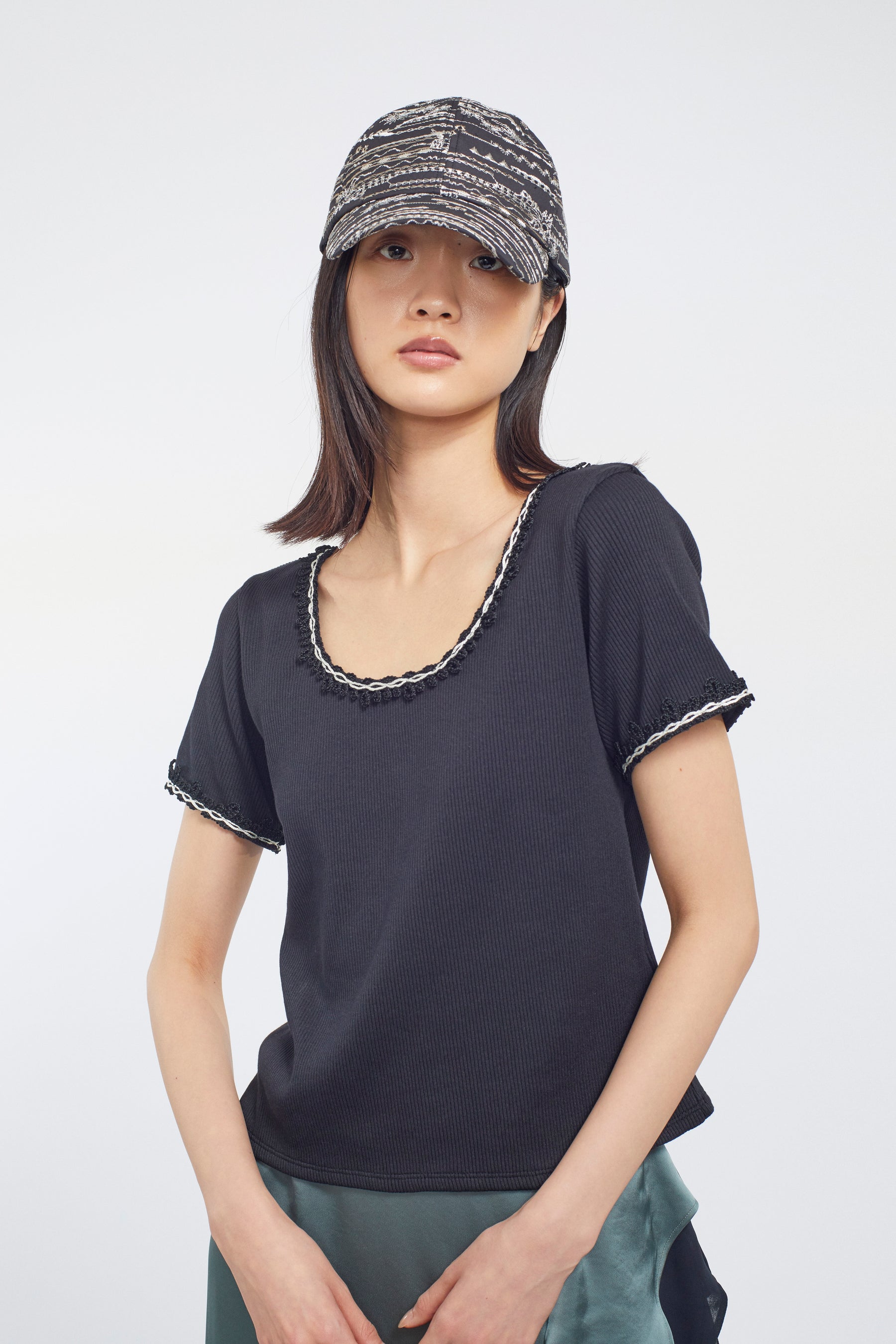 Scallop embroidered tops (Black)