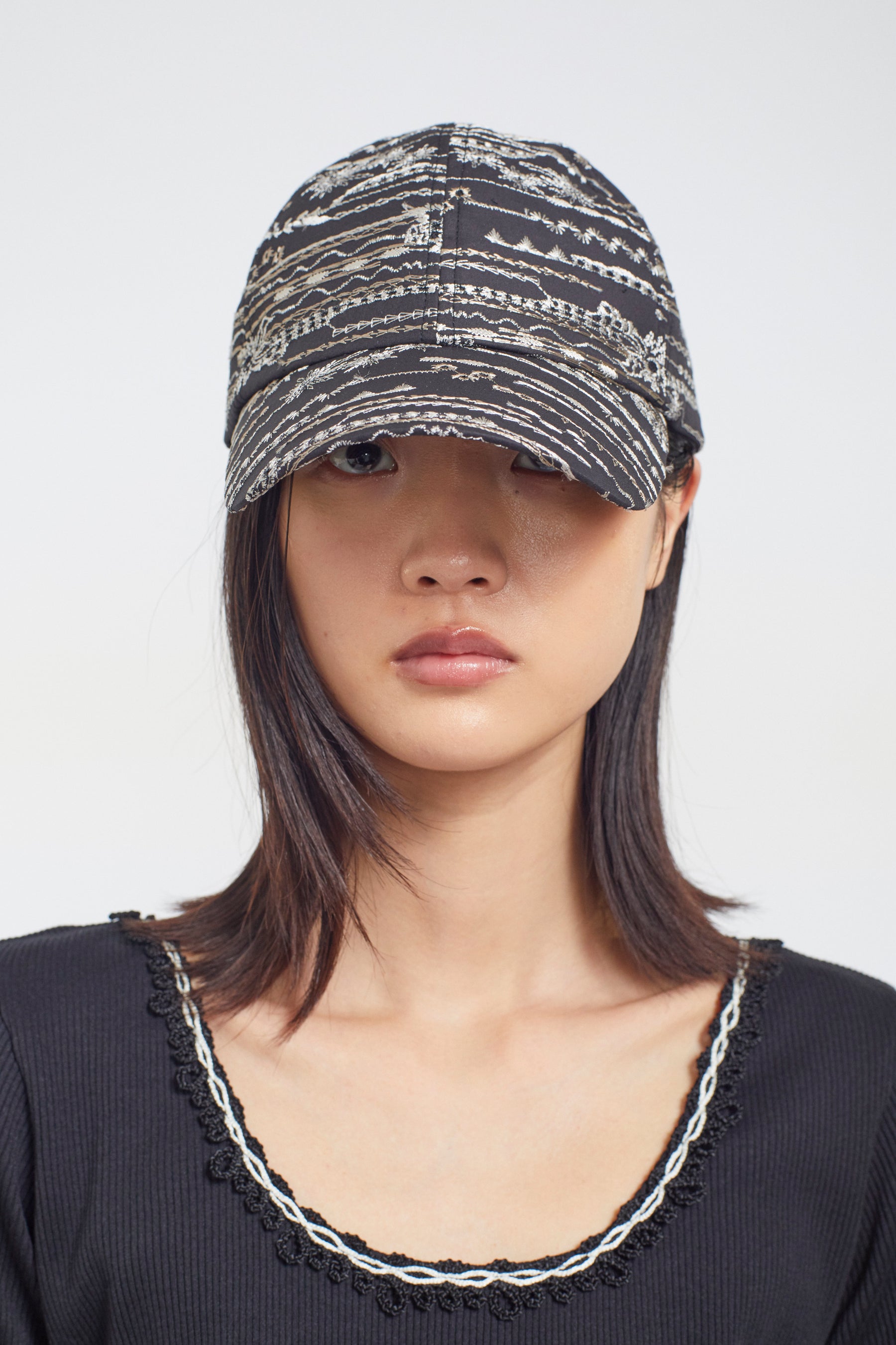 Swaying stripe embroidered cap (Black)