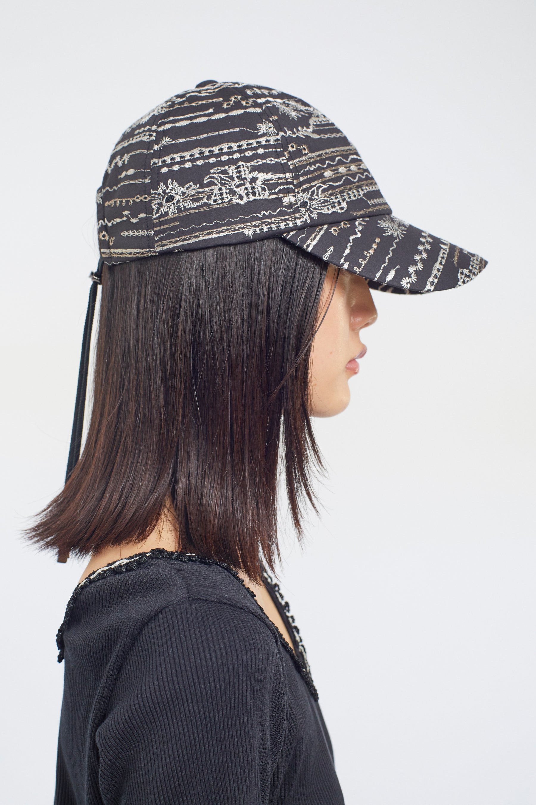 Swaying stripe embroidered cap (Black)