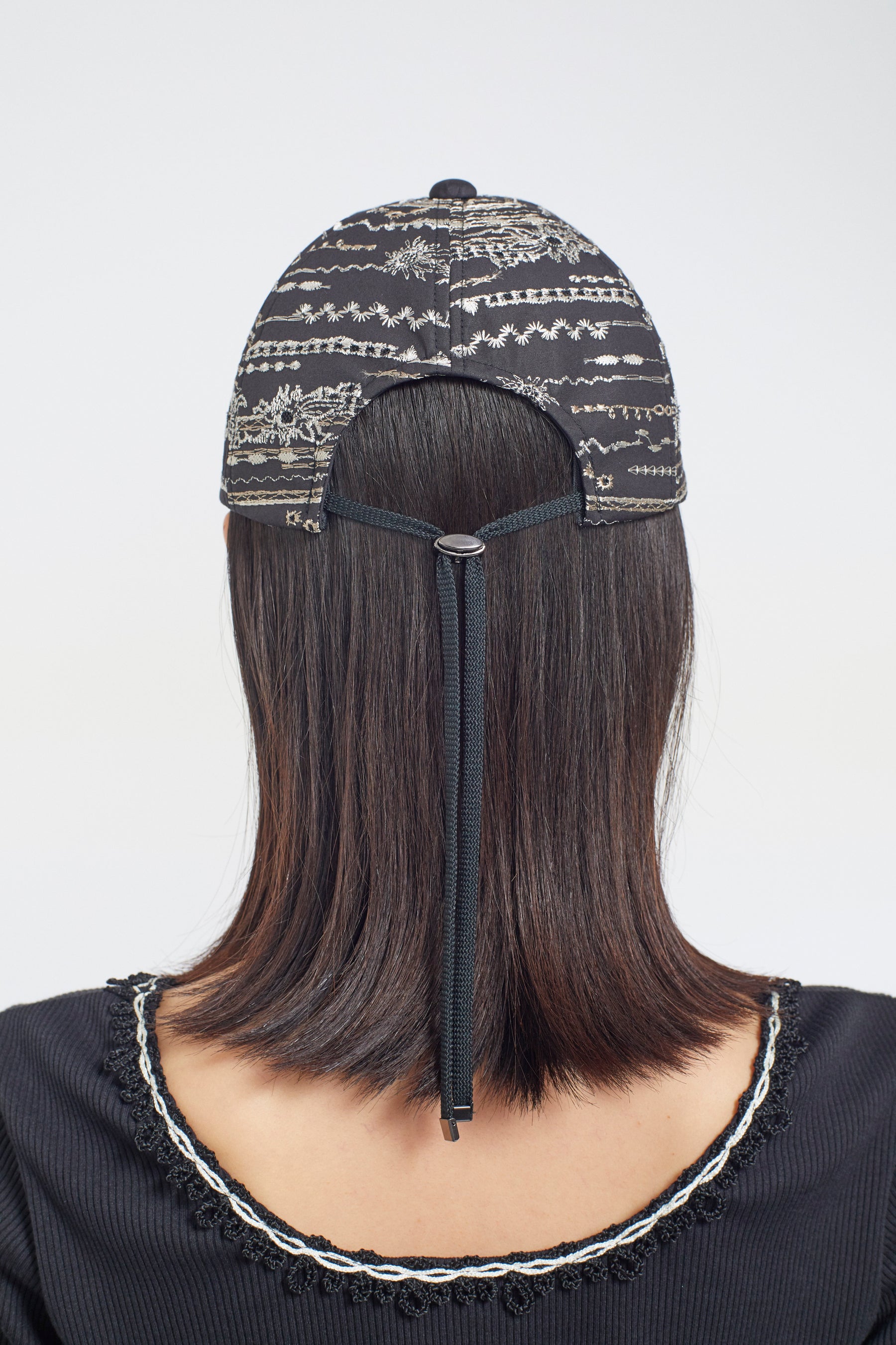 Swaying stripe embroidered cap (Black)