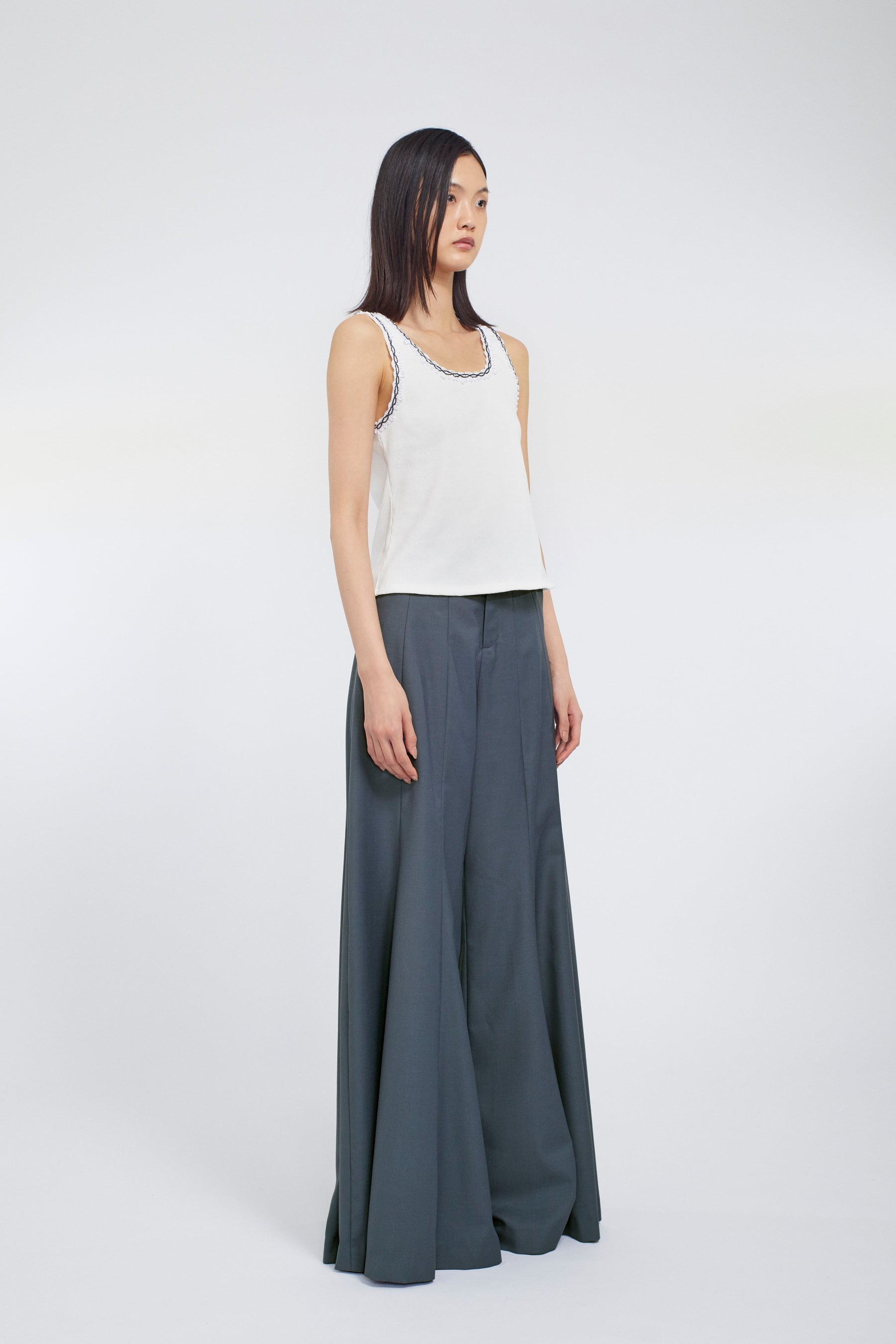 Scallop embroidered tank (White)