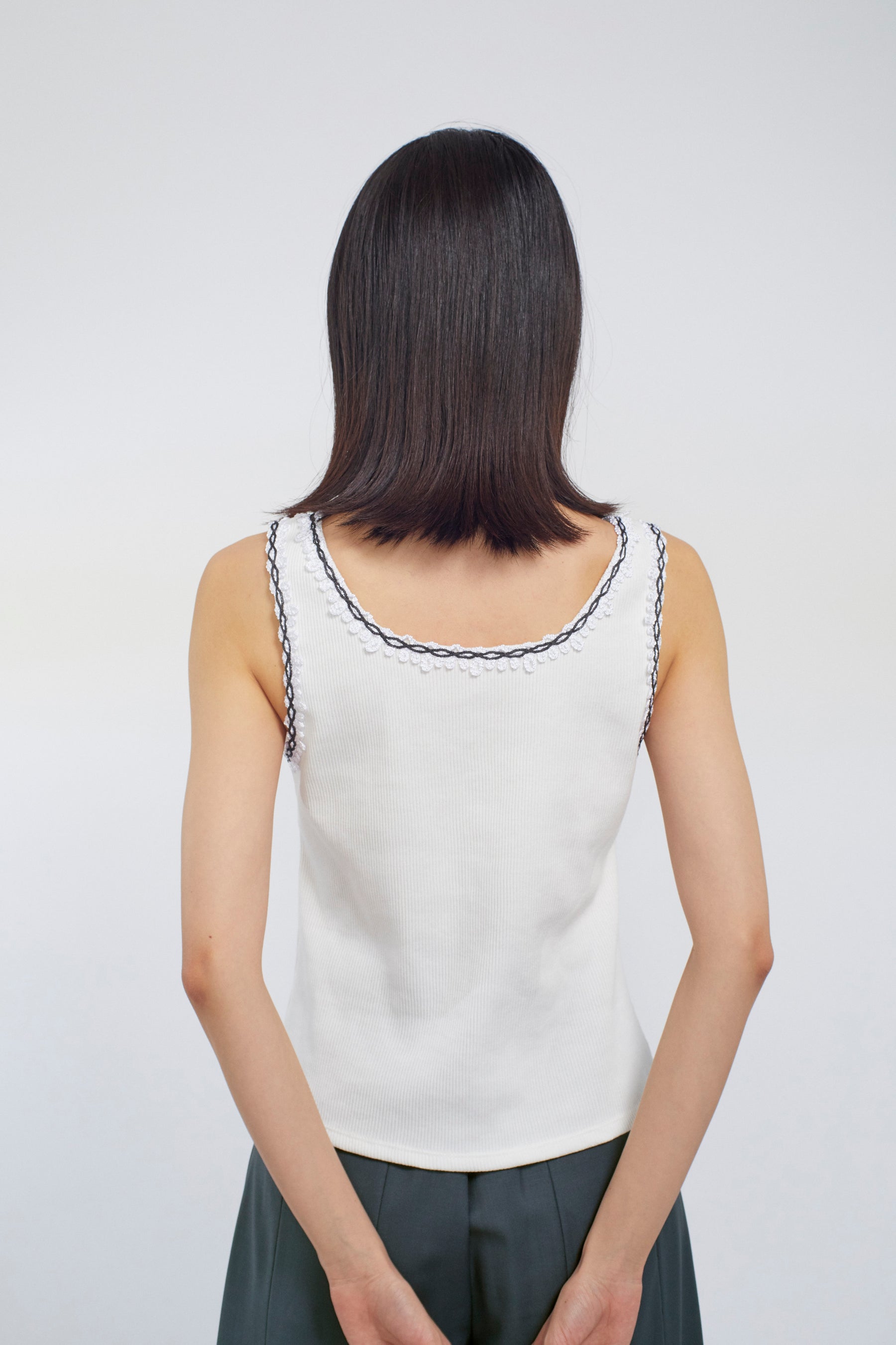Scallop embroidered tank (White)