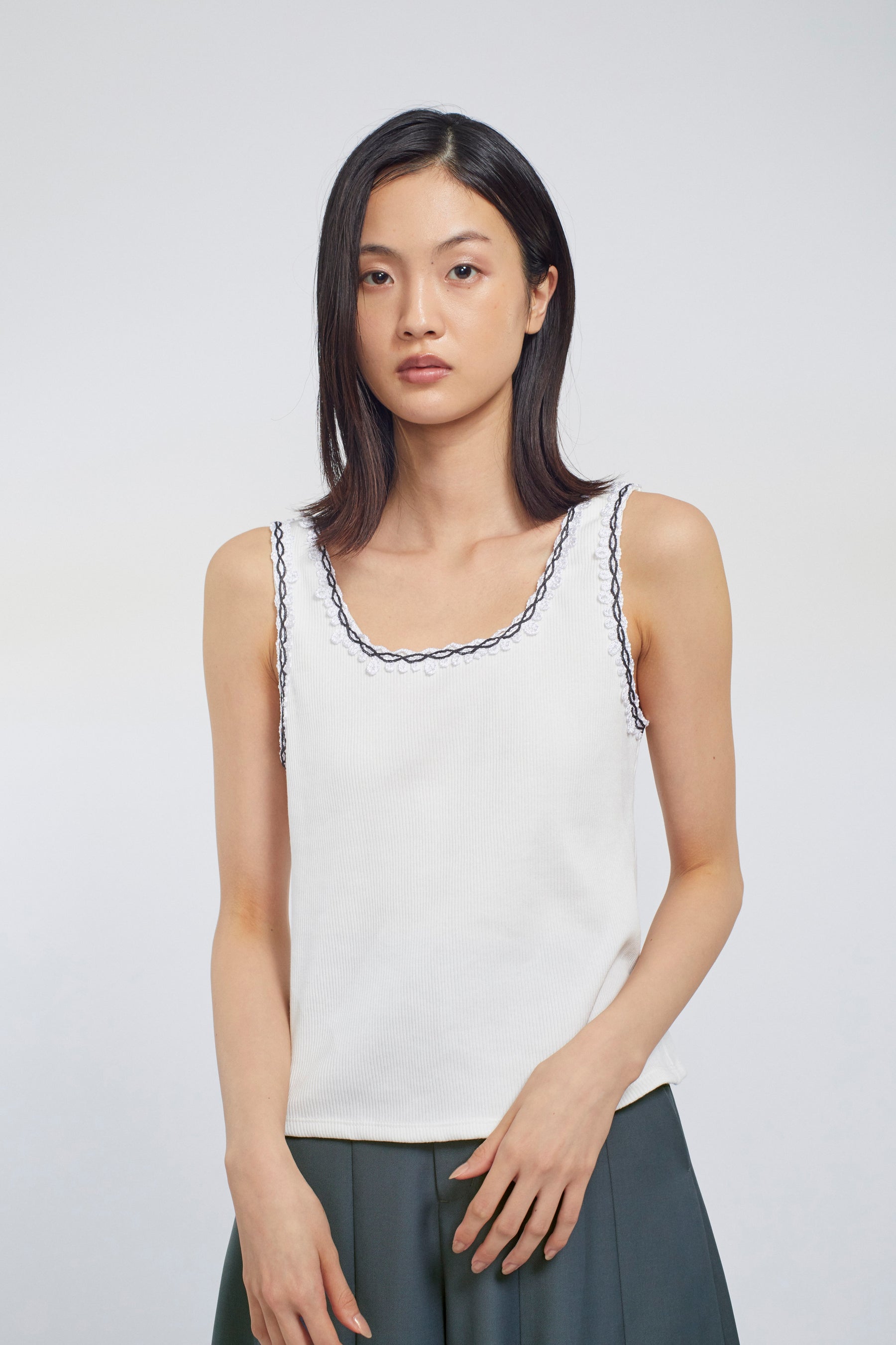 Scallop embroidered tank (White)