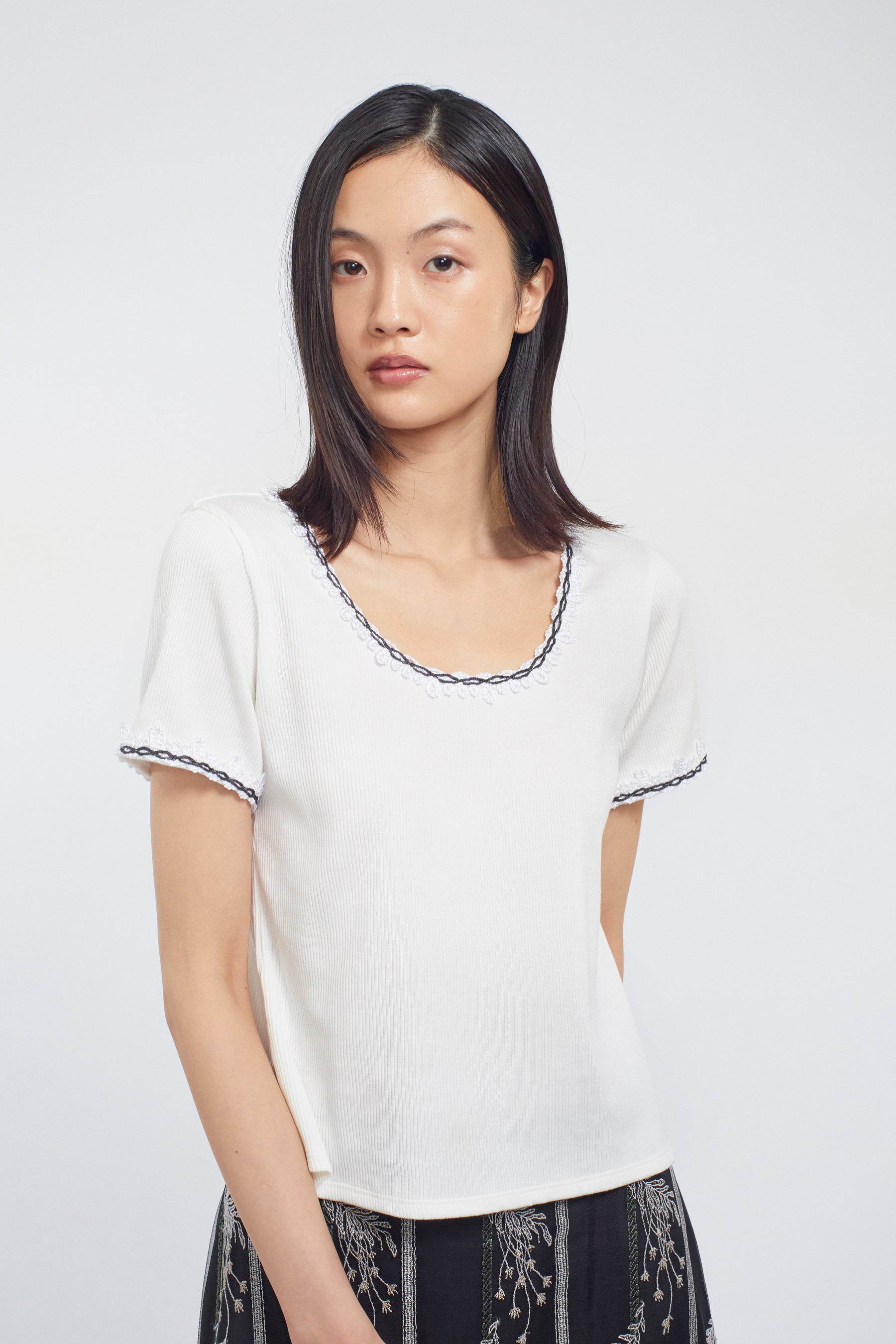 Scallop embroidered tops (White)