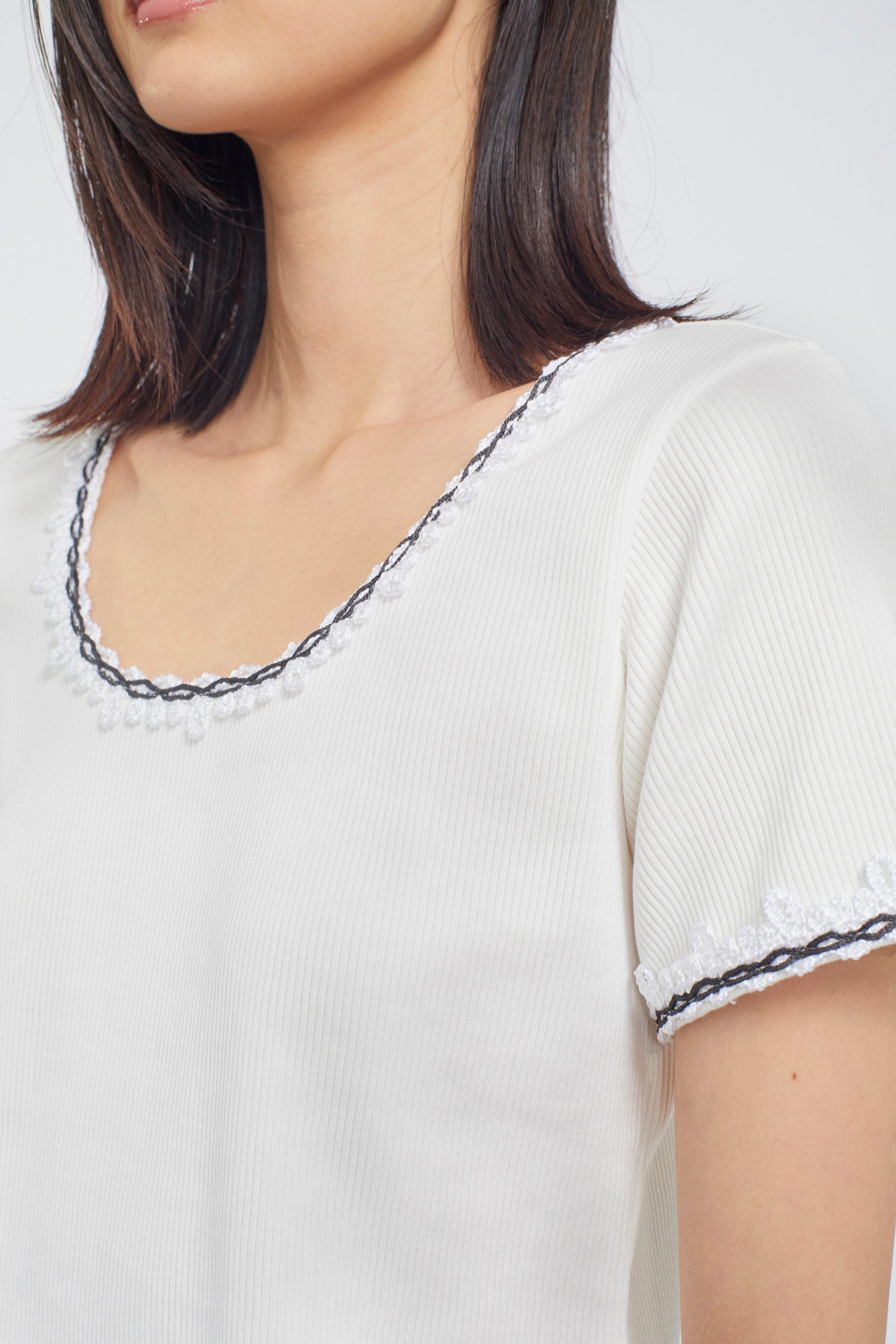 Scallop embroidered tops (White)