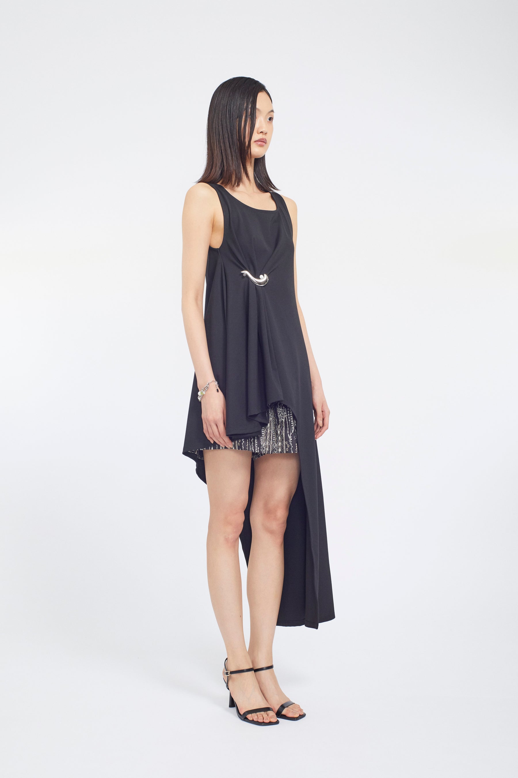 Brooch gather asymmetric dress (Black)
