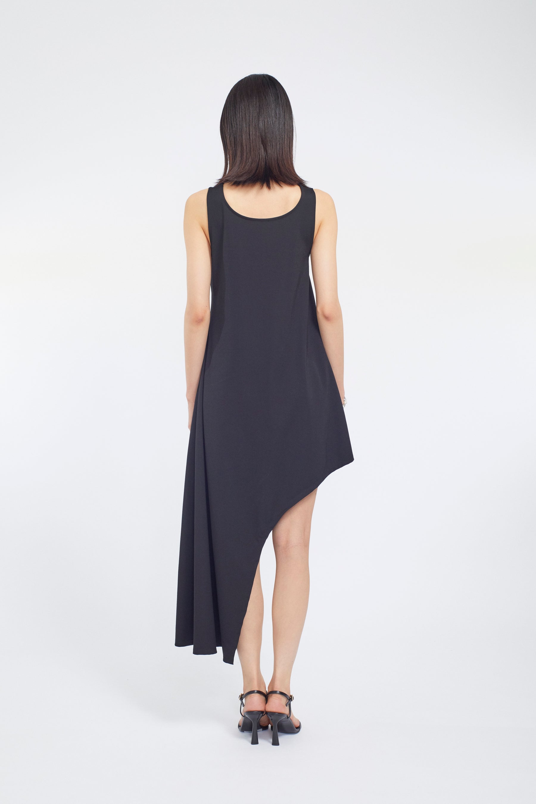 Brooch gather asymmetric dress (Black)