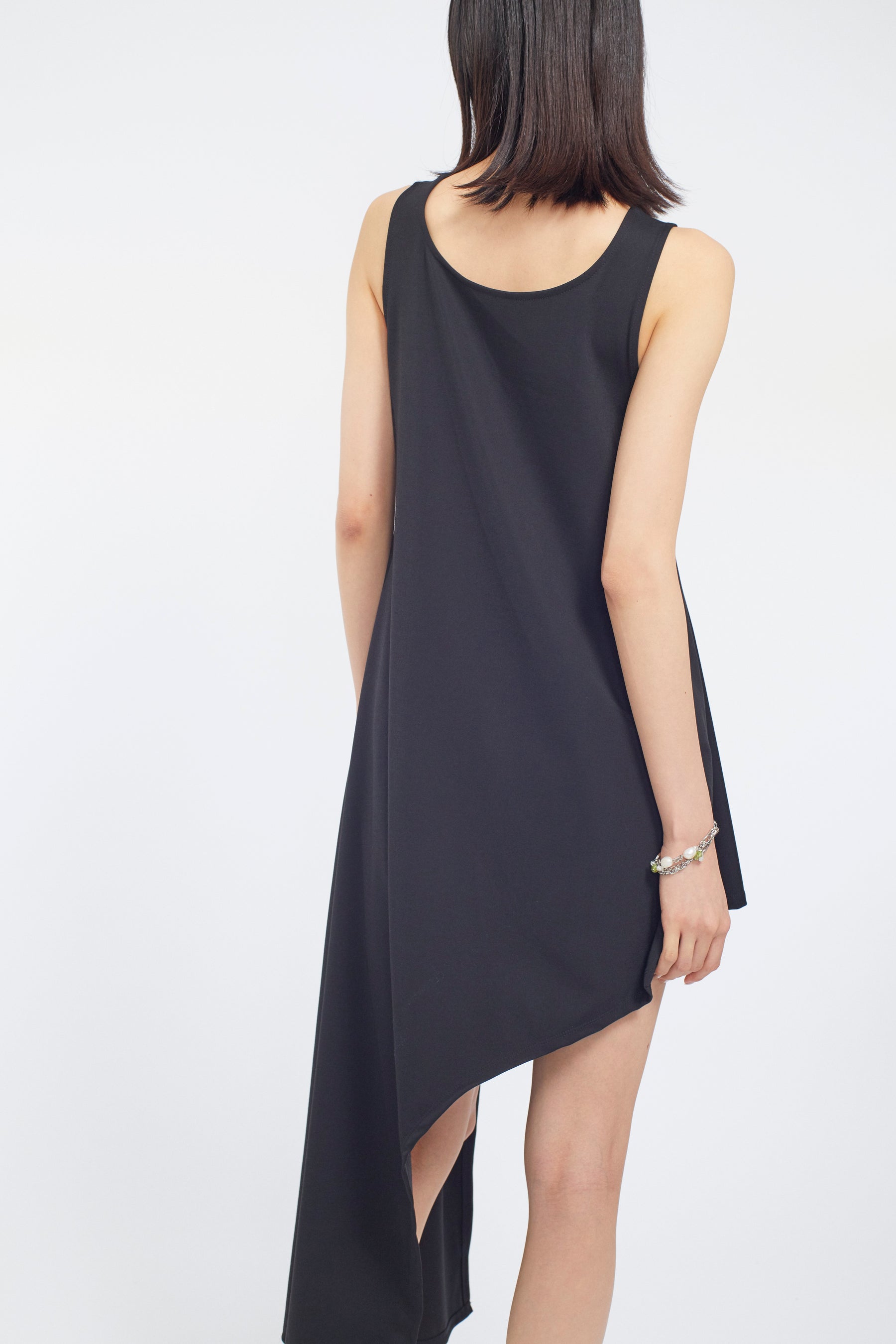 Brooch gather asymmetric dress (Black)
