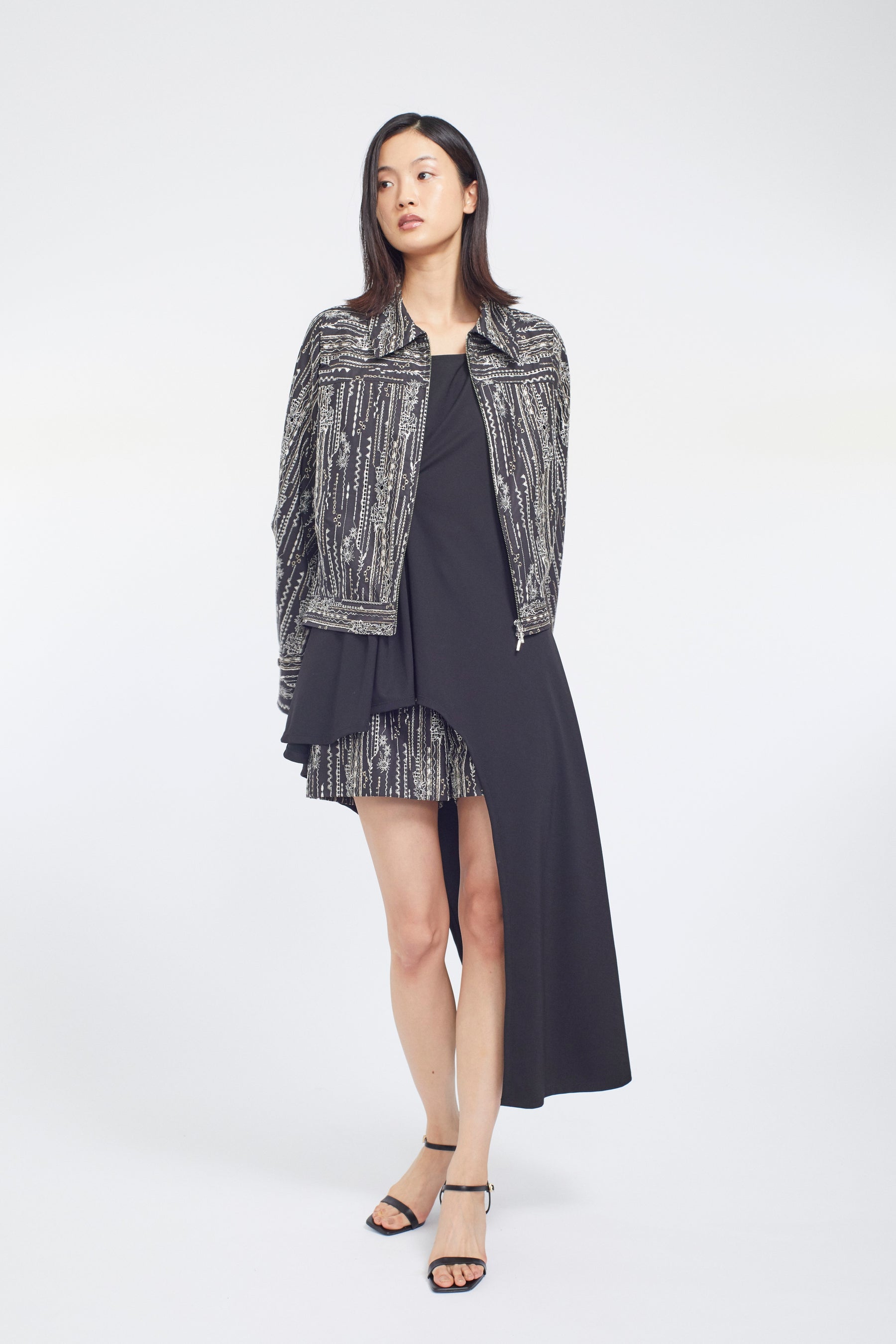 Swaying stripe embroidered shorts (Black)