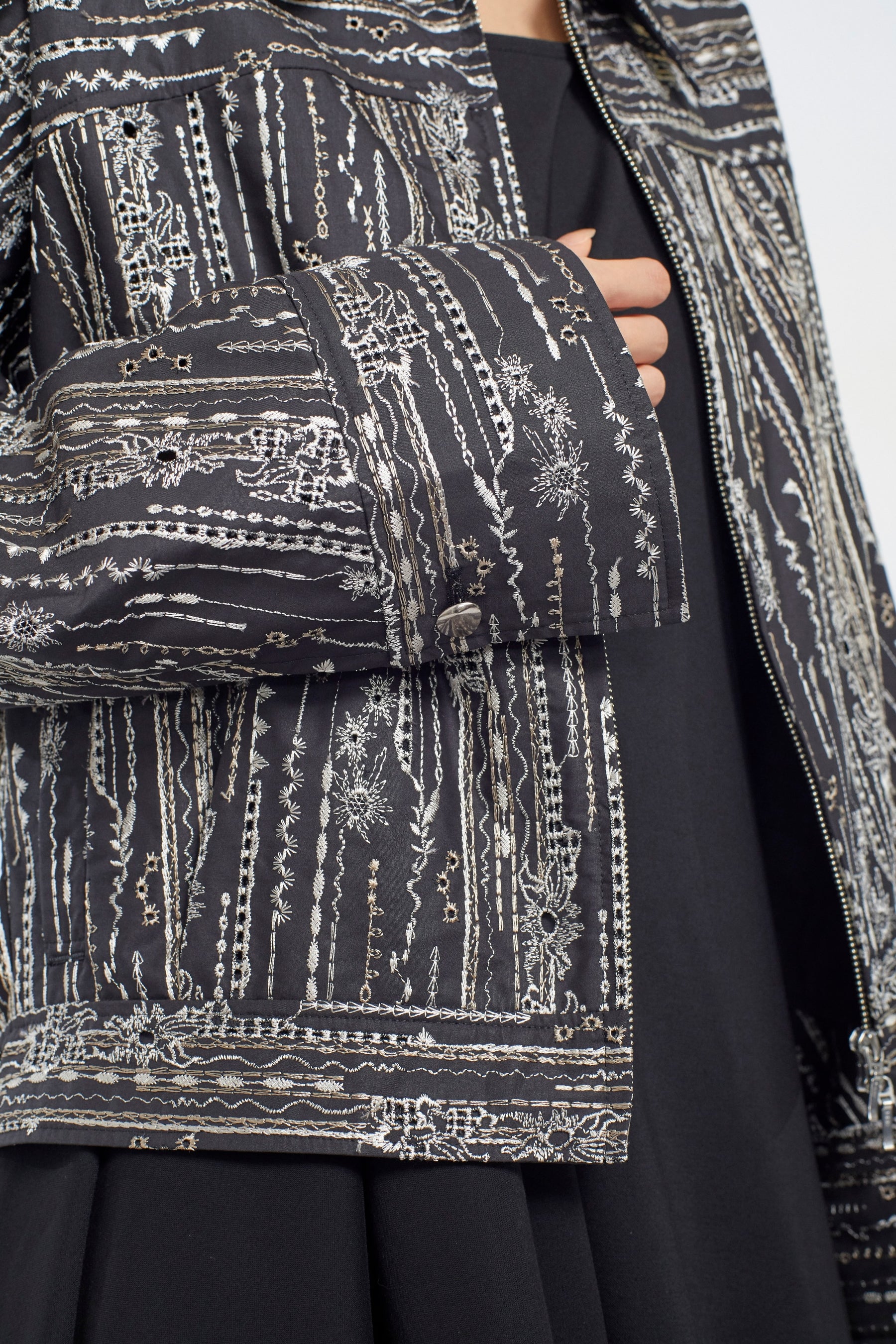 Swaying stripe embroidered blouson (Black)