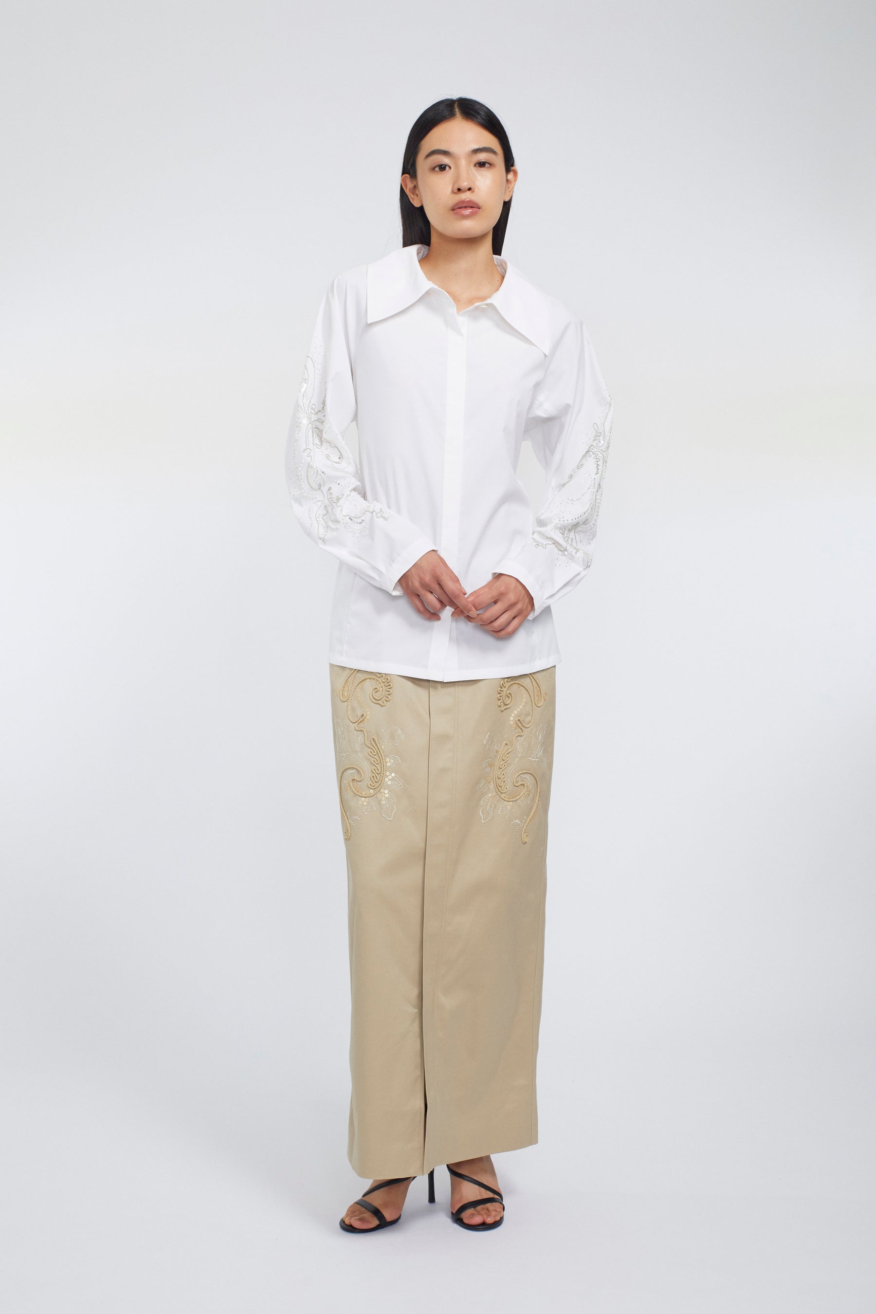 Relief embroidered chino skirt (Beige)