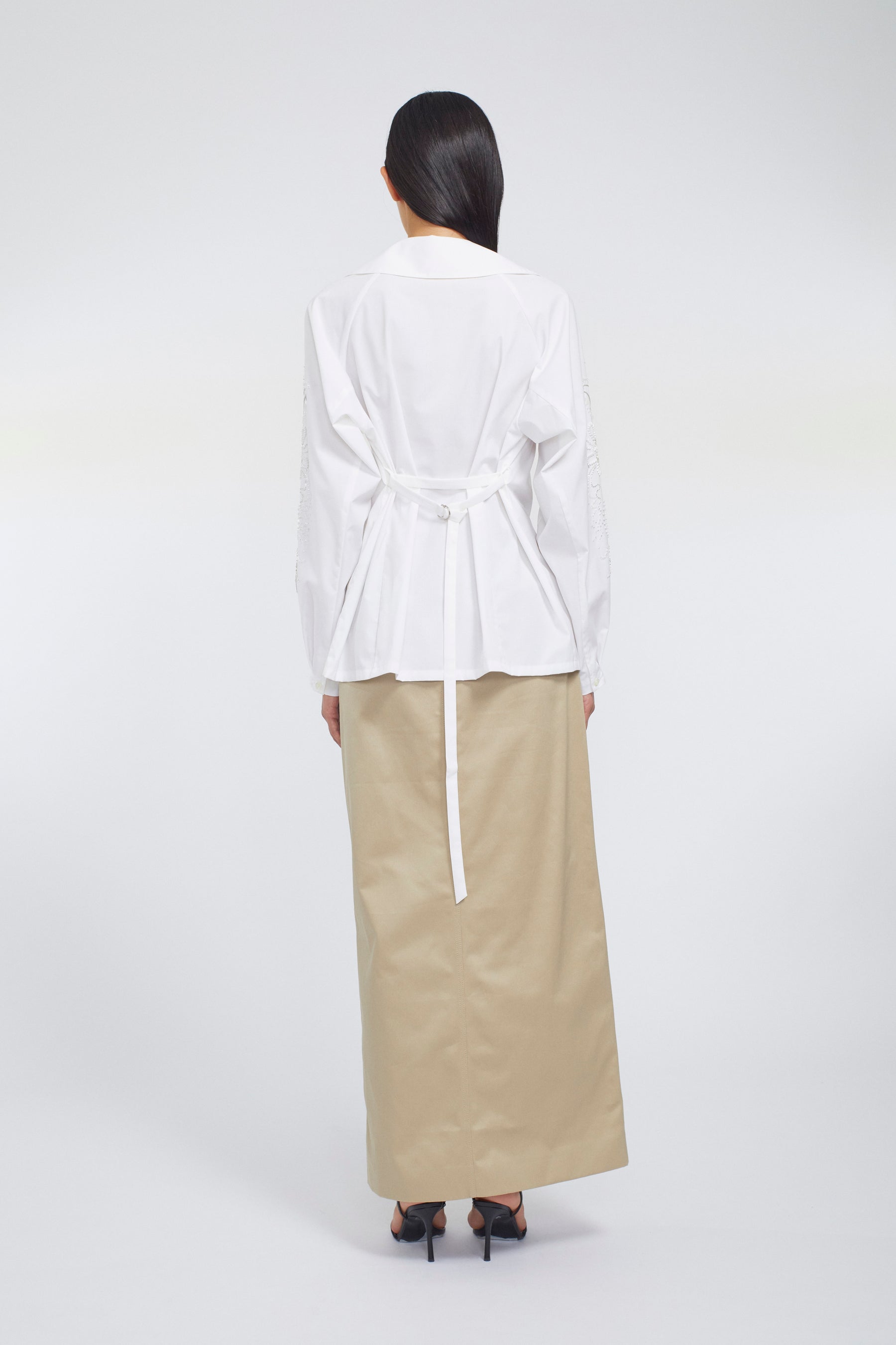 Droplet flower embroidered shirt (White)