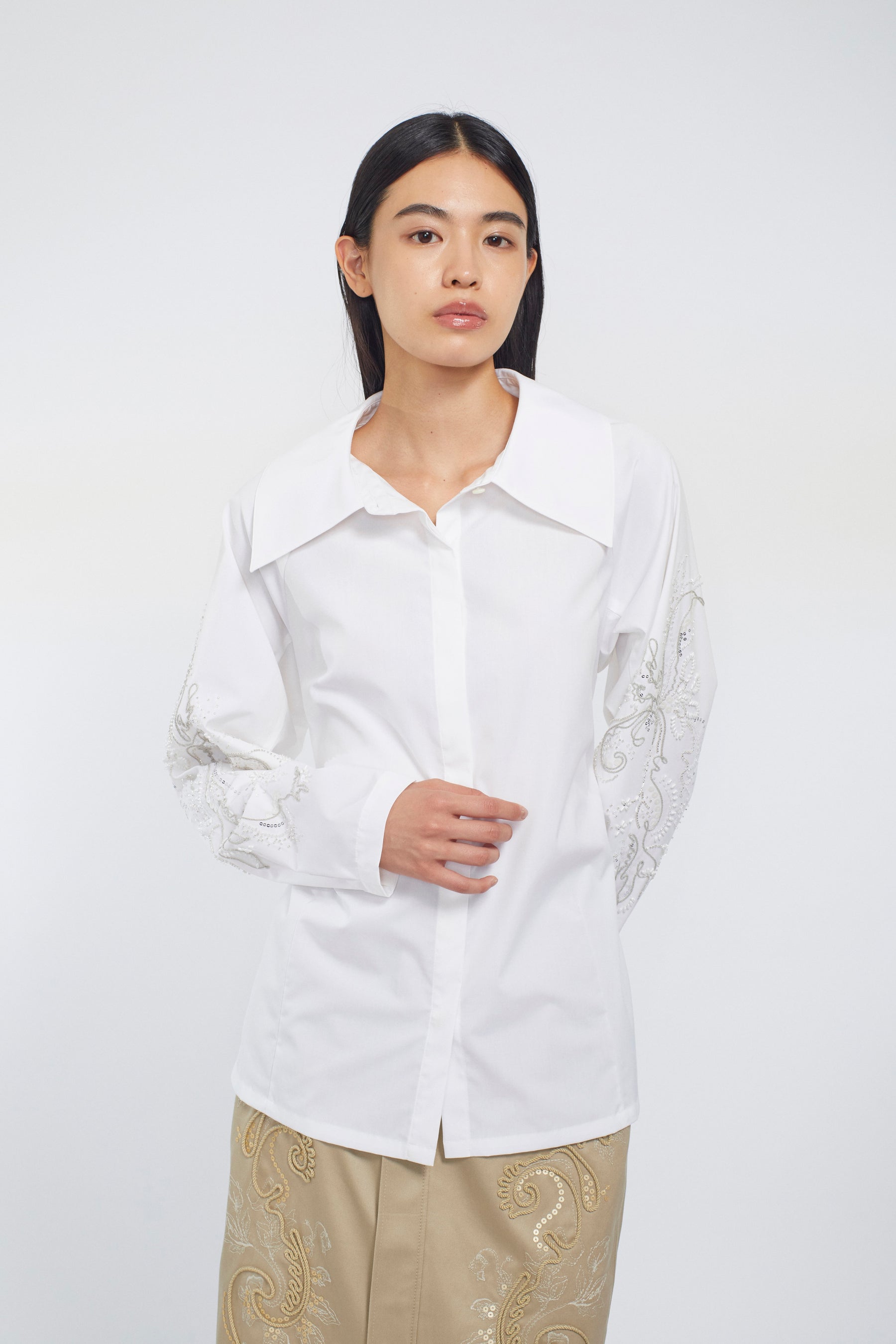 Droplet flower embroidered shirt (White)