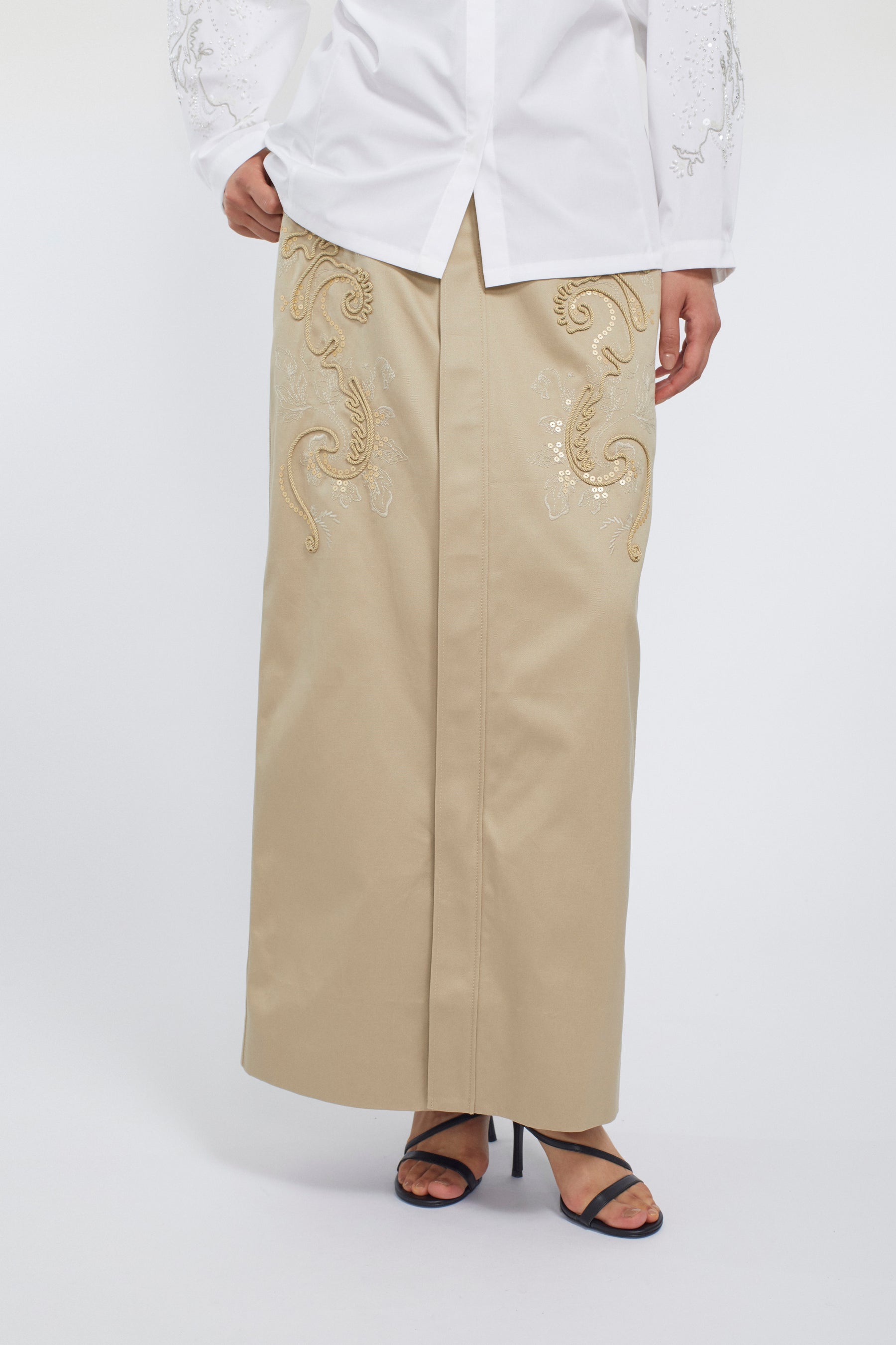 Relief embroidered chino skirt (Beige)