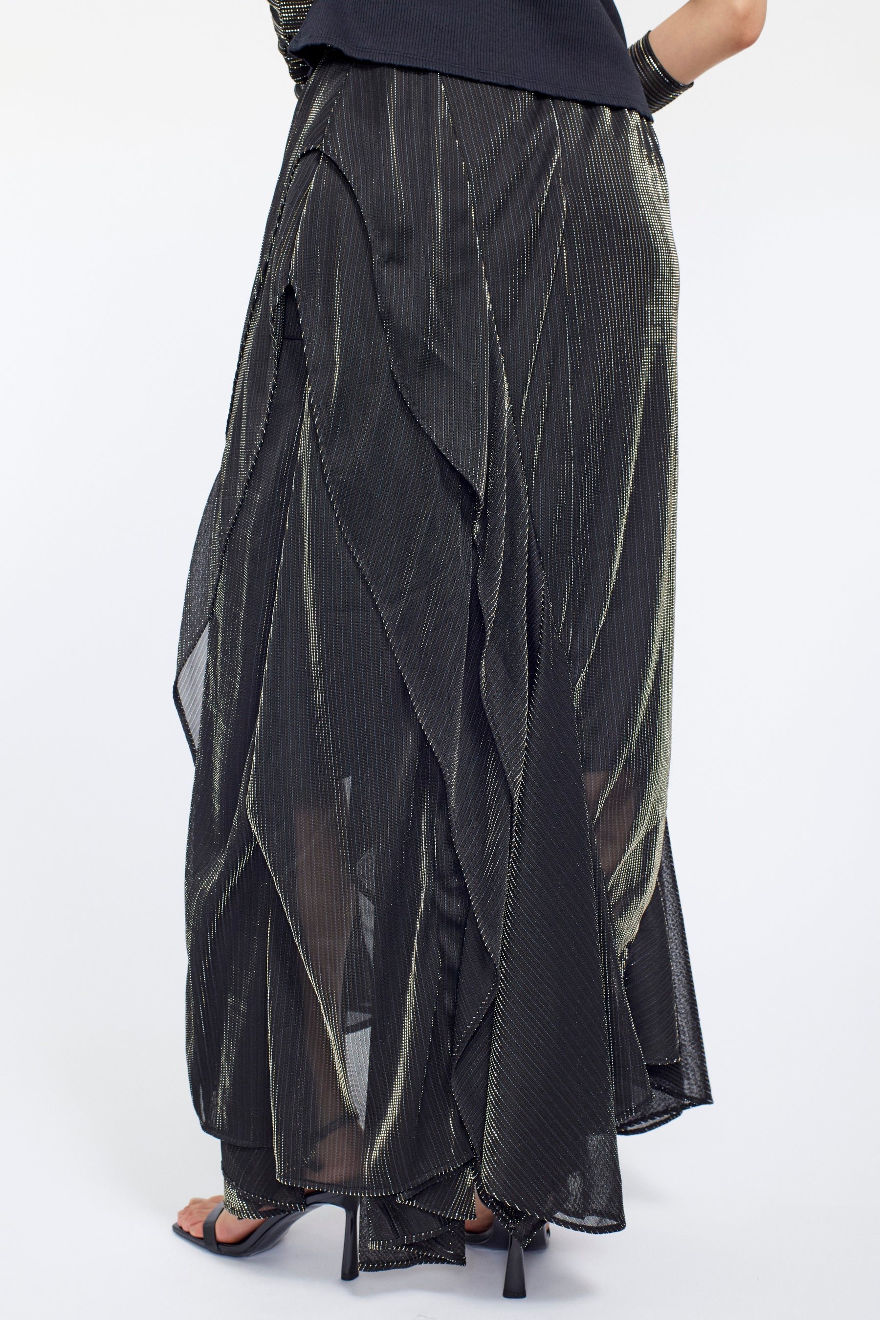 Fluid glimmer asymmetric skirt (Black)