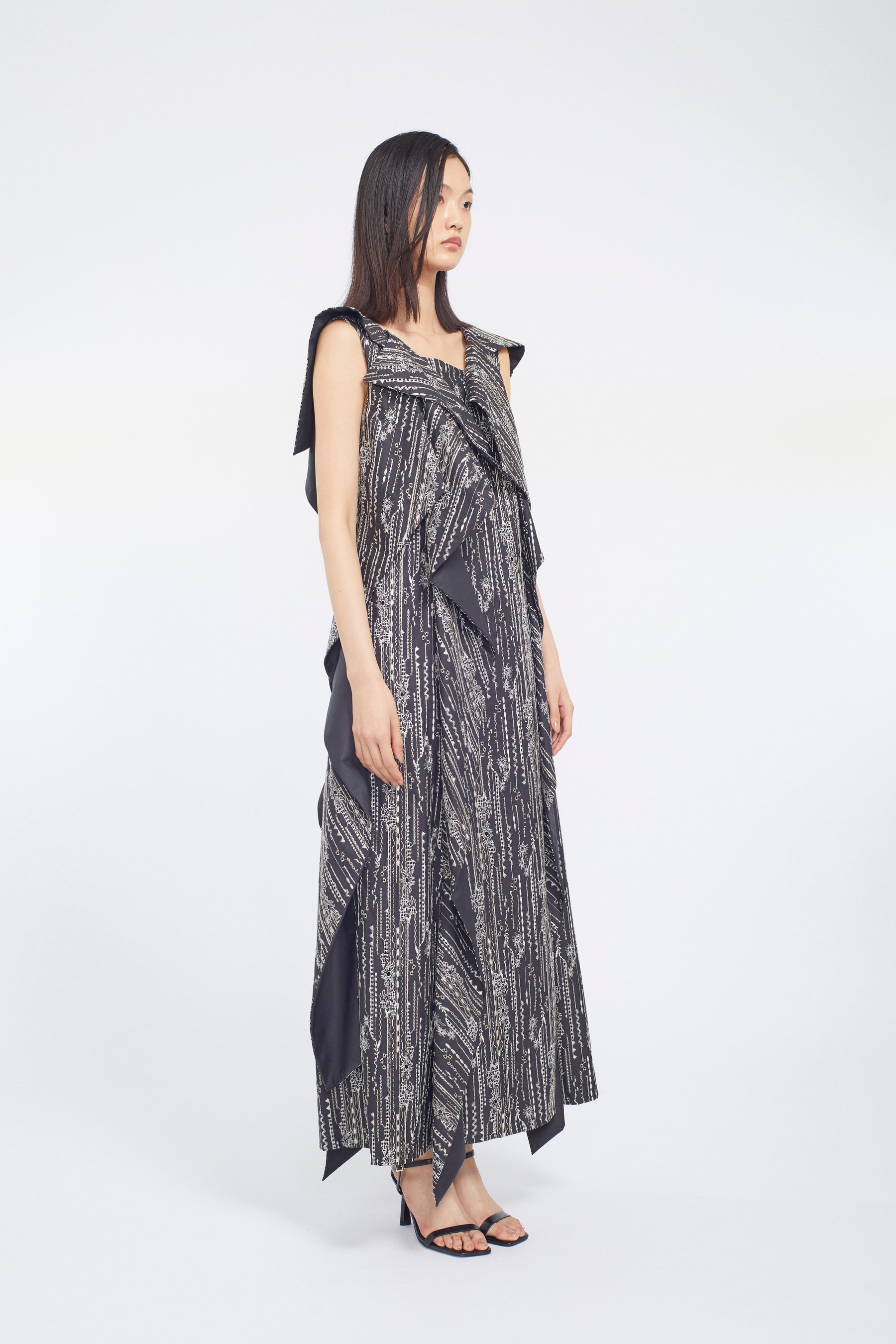 Swaying stripe embroidered dress (Black)